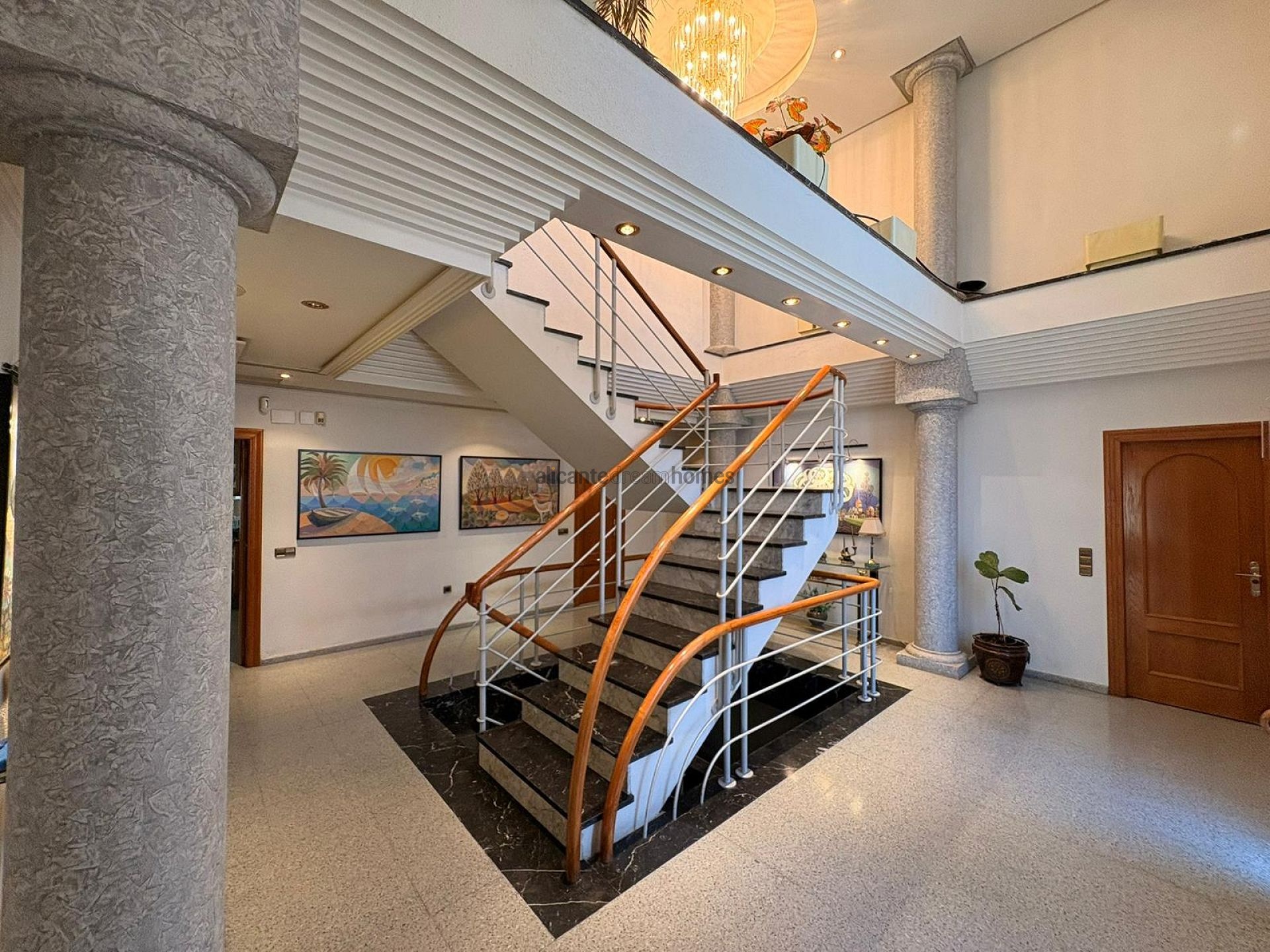 Resale - 6 Bedroom 5 Bathroom Villa in Sax -  - Alicante