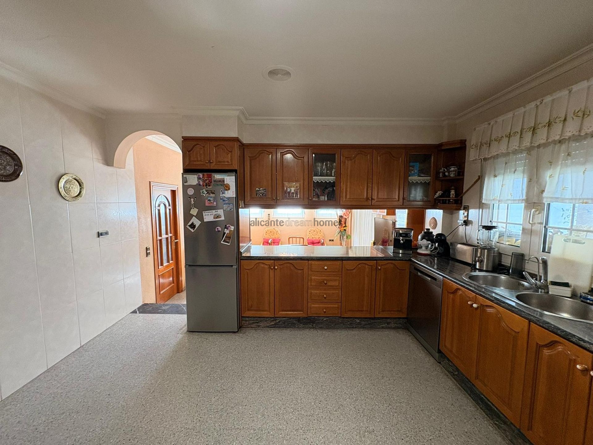 Resale - 6 Bedroom 5 Bathroom Villa in Sax -  - Alicante