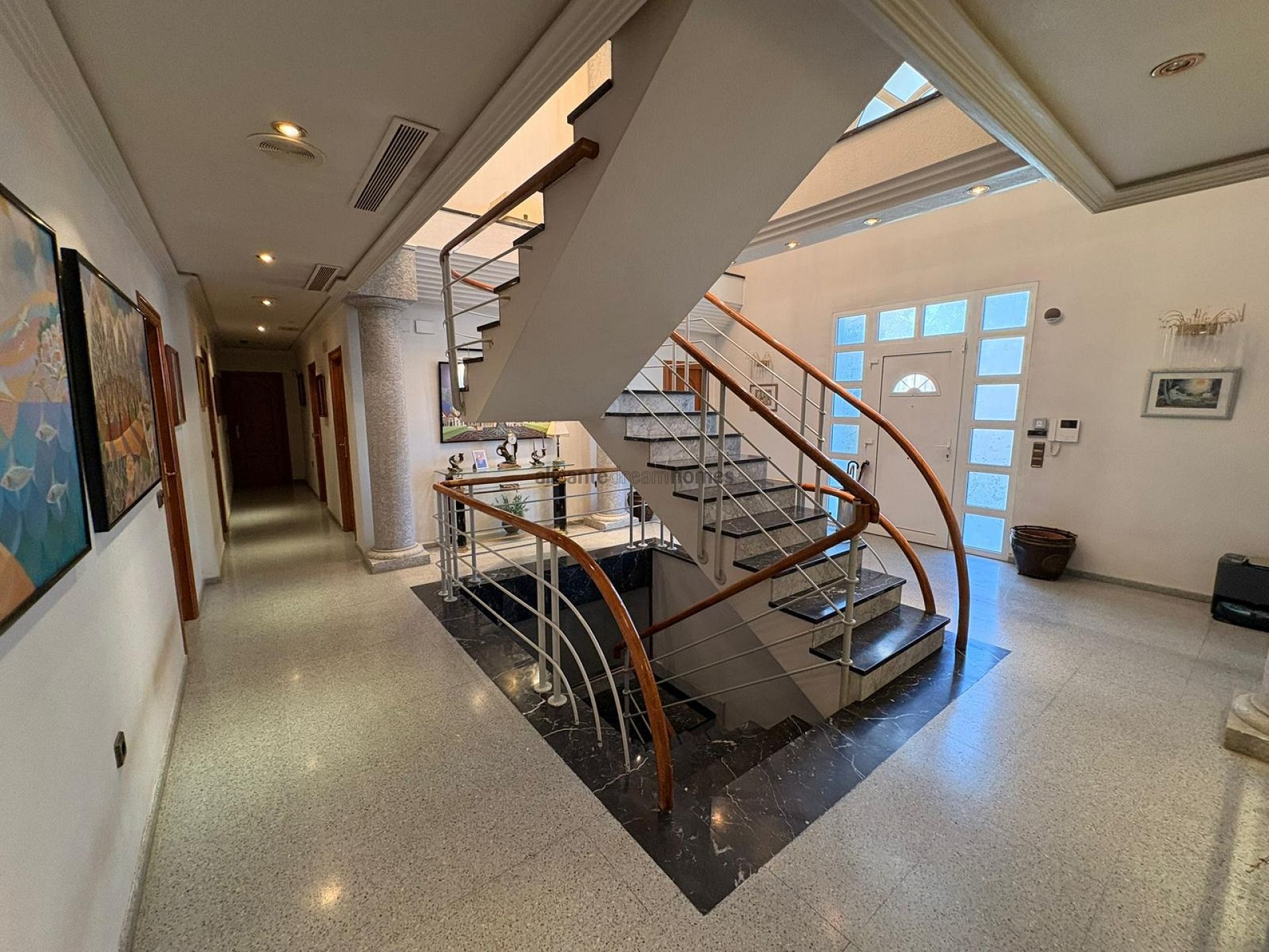 Resale - 6 Bedroom 5 Bathroom Villa in Sax -  - Alicante