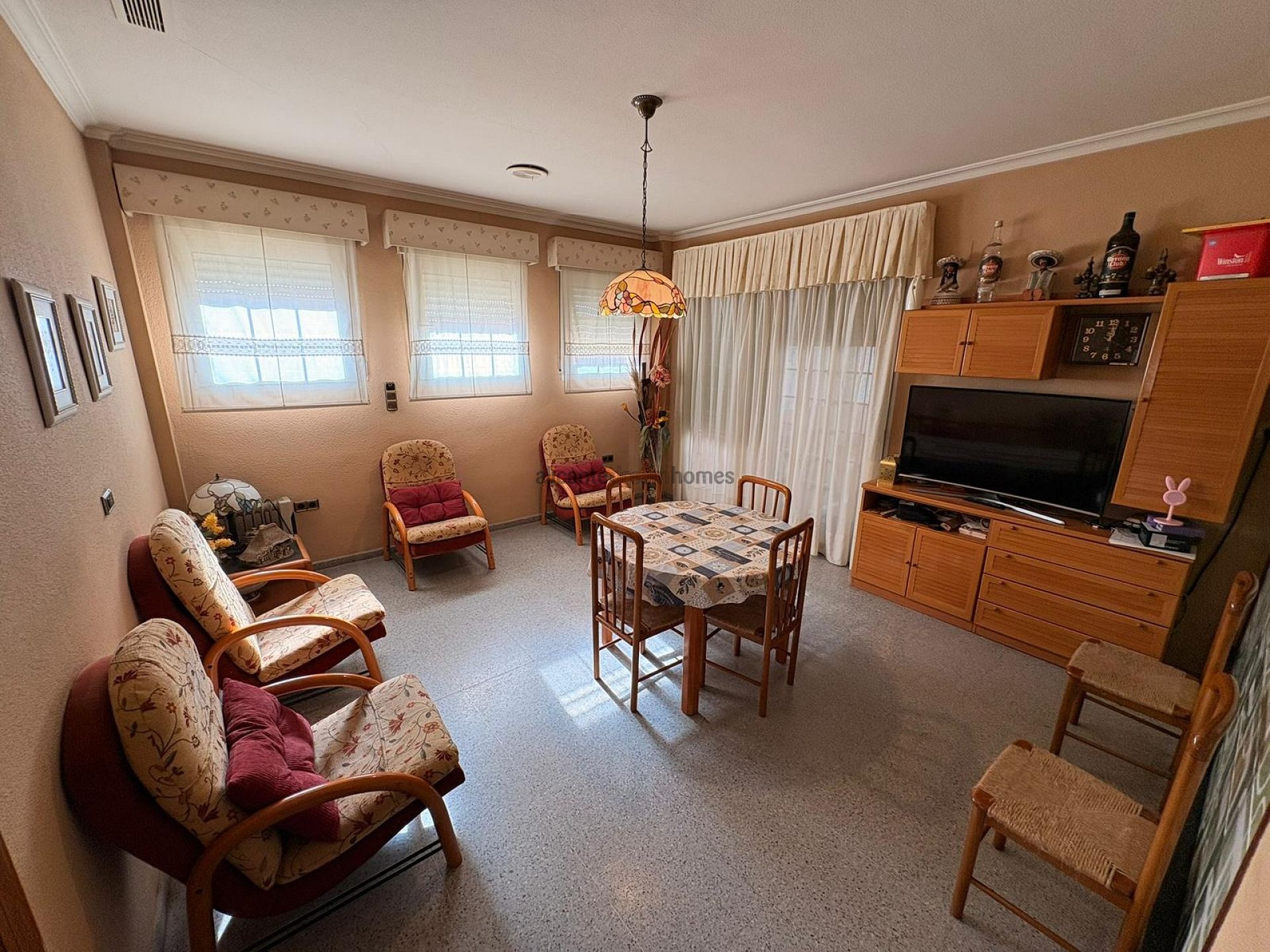 Resale - 6 Bedroom 5 Bathroom Villa in Sax -  - Alicante