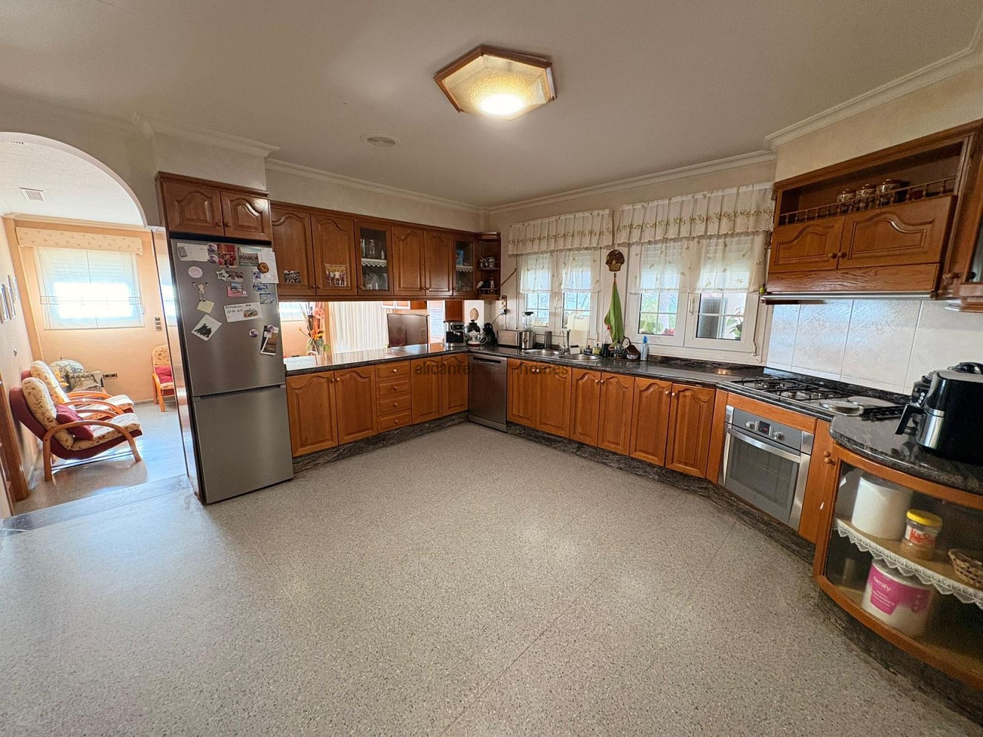 Resale - 6 Bedroom 5 Bathroom Villa in Sax -  - Alicante