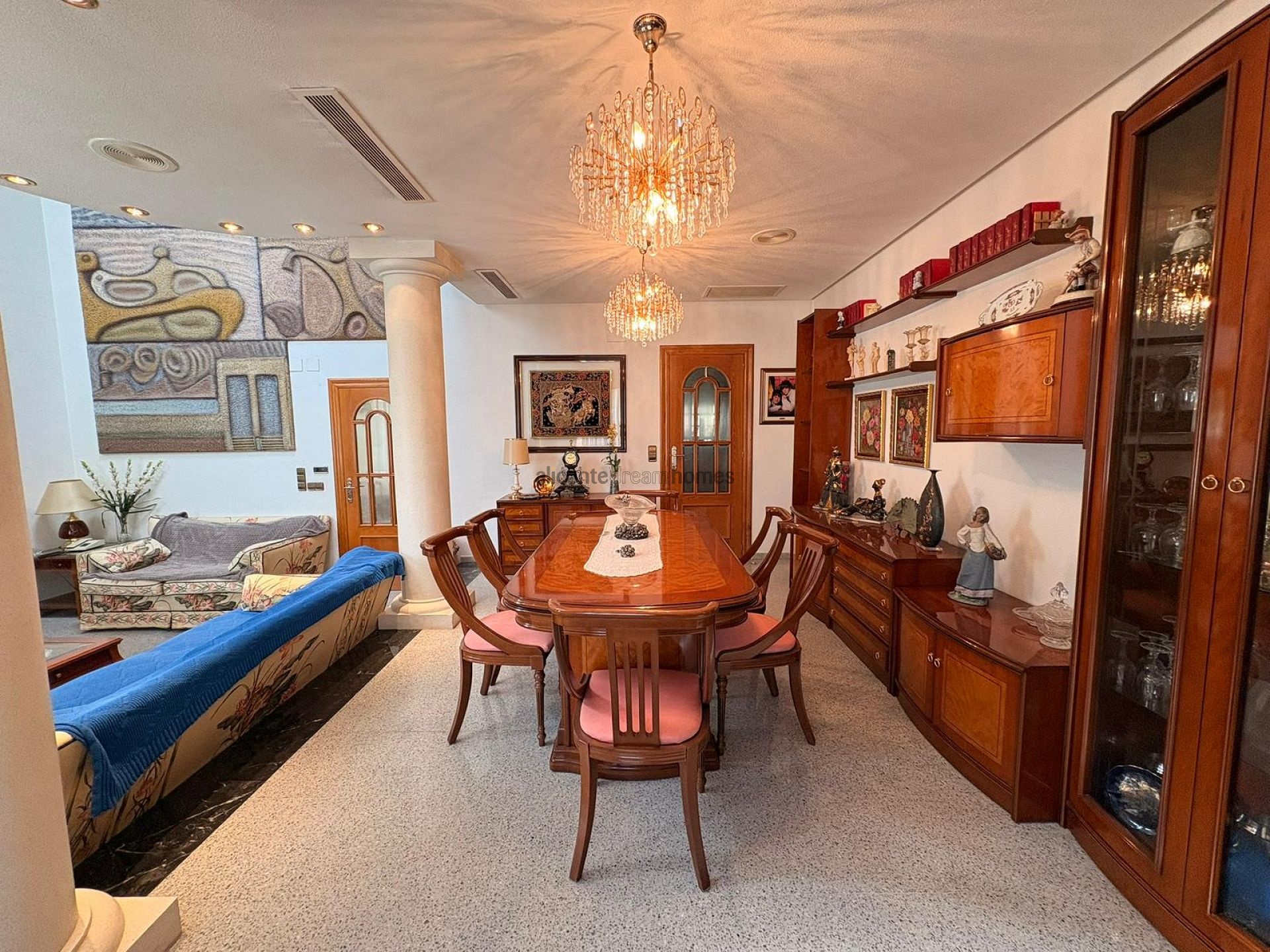 Resale - 6 Bedroom 5 Bathroom Villa in Sax -  - Alicante