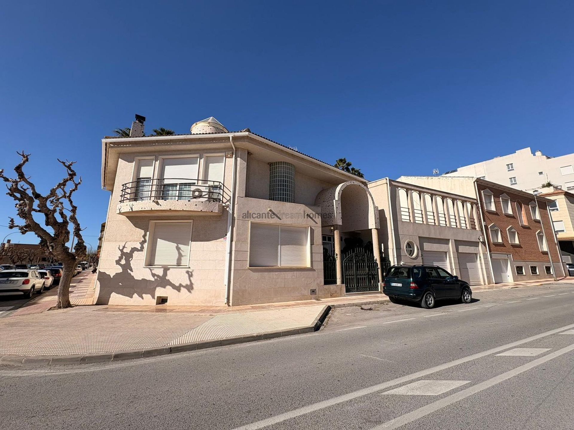 Resale - 6 Bedroom 5 Bathroom Villa in Sax -  - Alicante