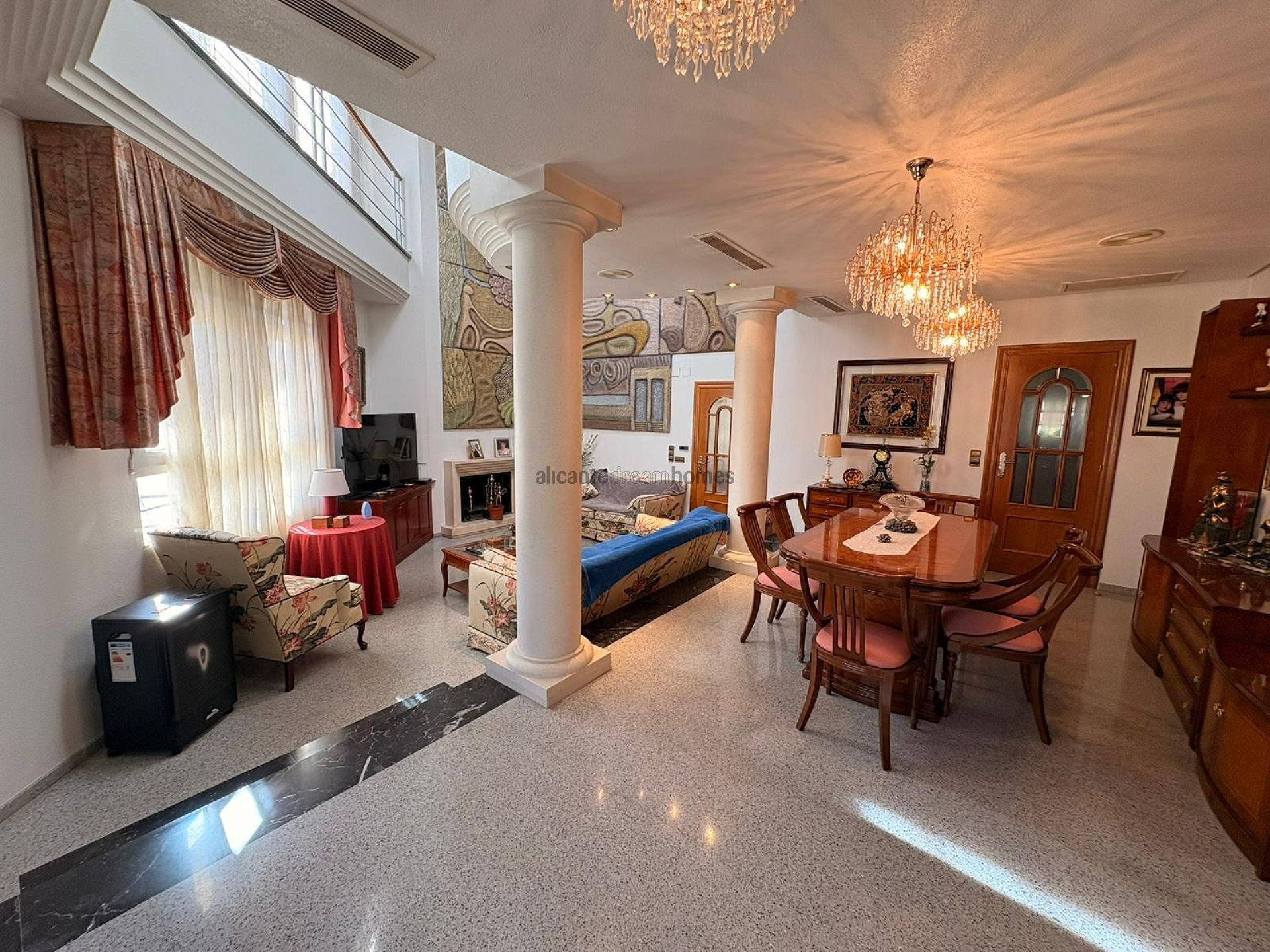 Resale - 6 Bedroom 5 Bathroom Villa in Sax -  - Alicante