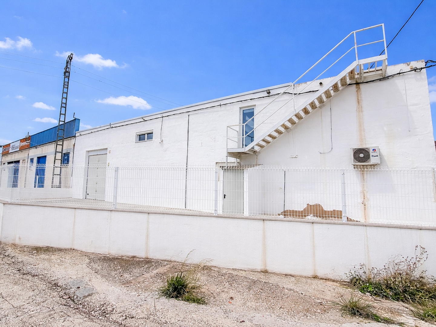 4 Bedroom 2 Bathroom Commercial in Villena
