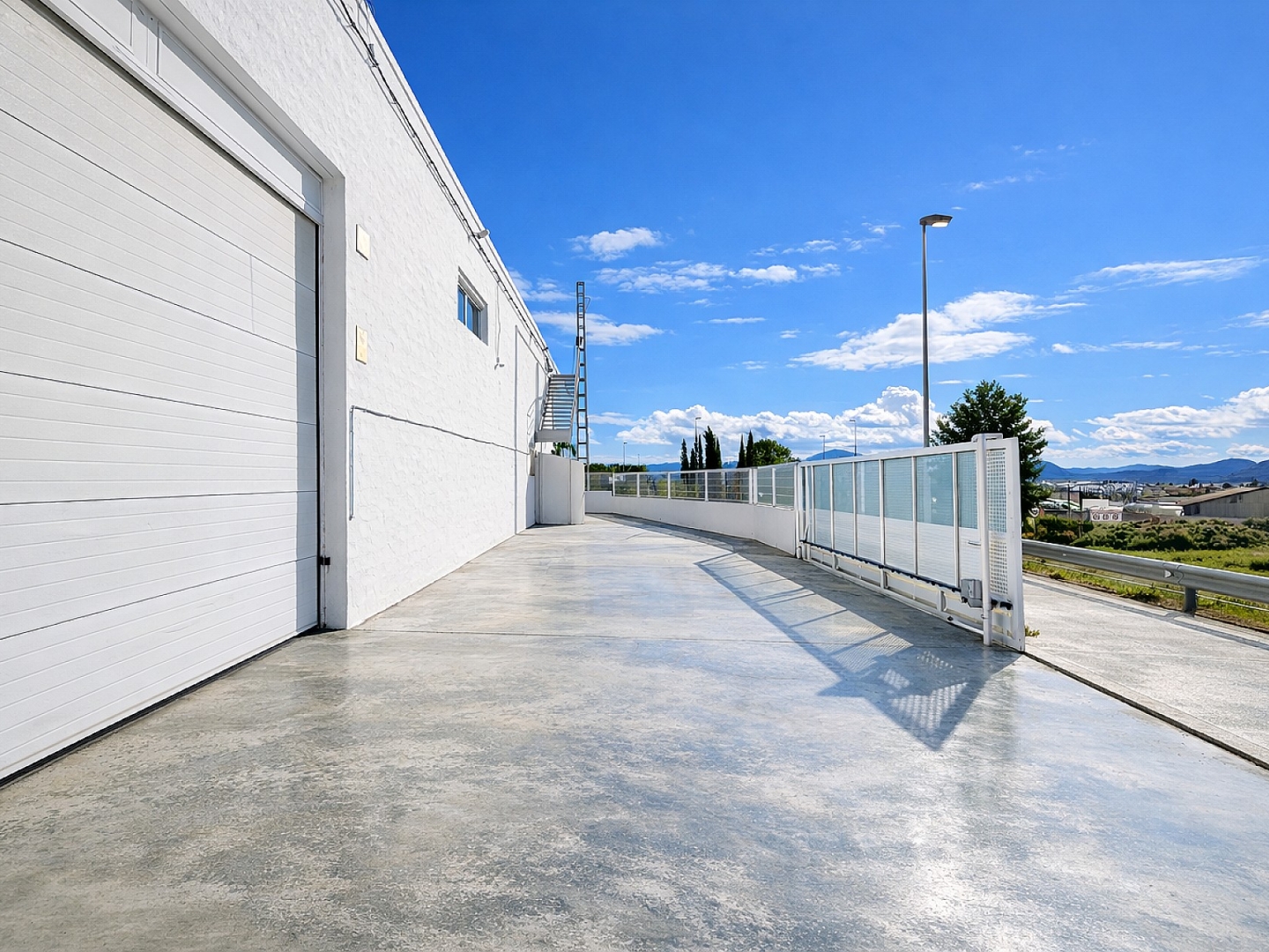 4 Bedroom 2 Bathroom Commercial in Villena