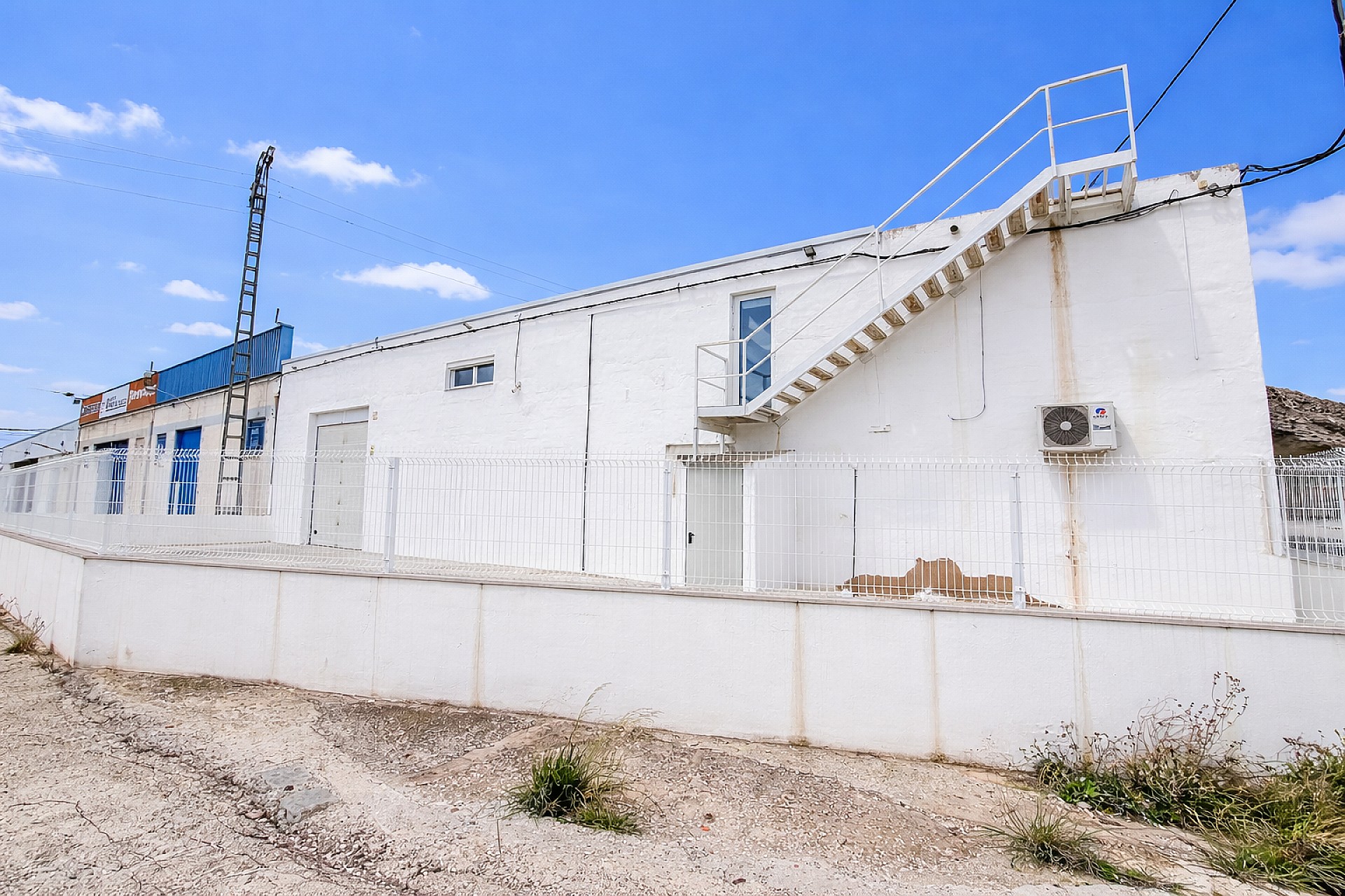Resale - 4 Bedroom 2 Bathroom Commercial in Villena -  - Alicante
