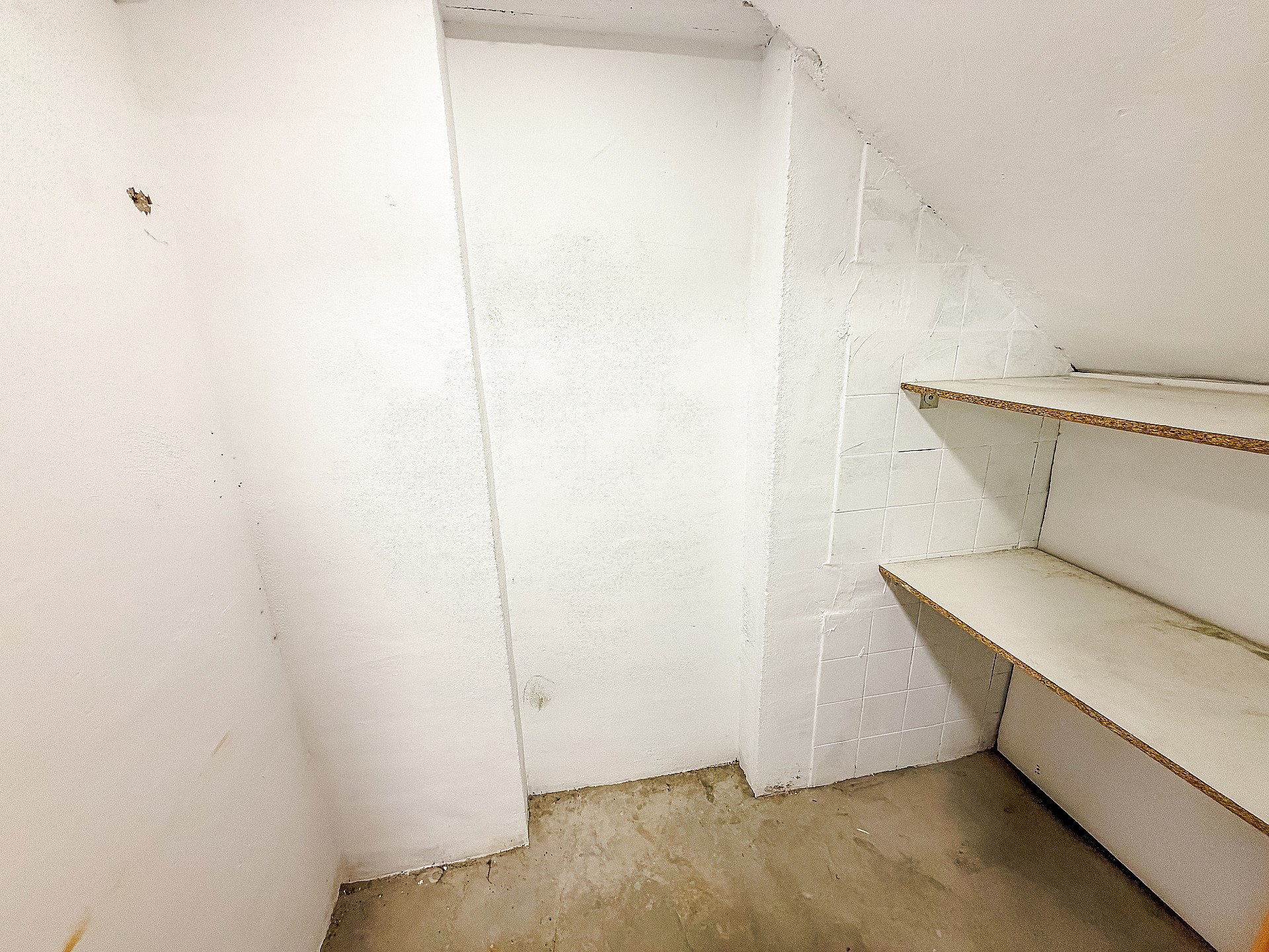 Resale - 4 Bedroom 2 Bathroom Commercial in Villena -  - Alicante