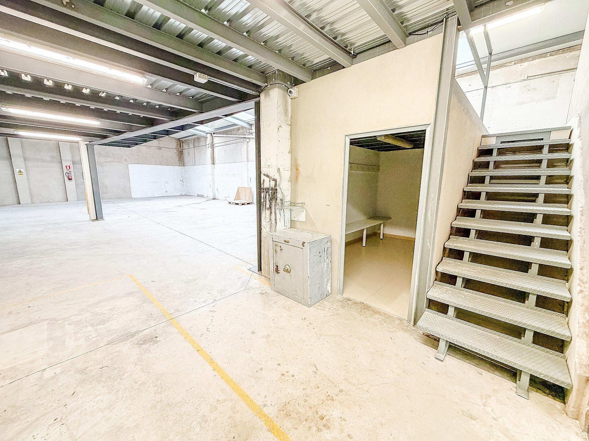 Resale - 4 Bedroom 2 Bathroom Commercial in Villena -  - Alicante