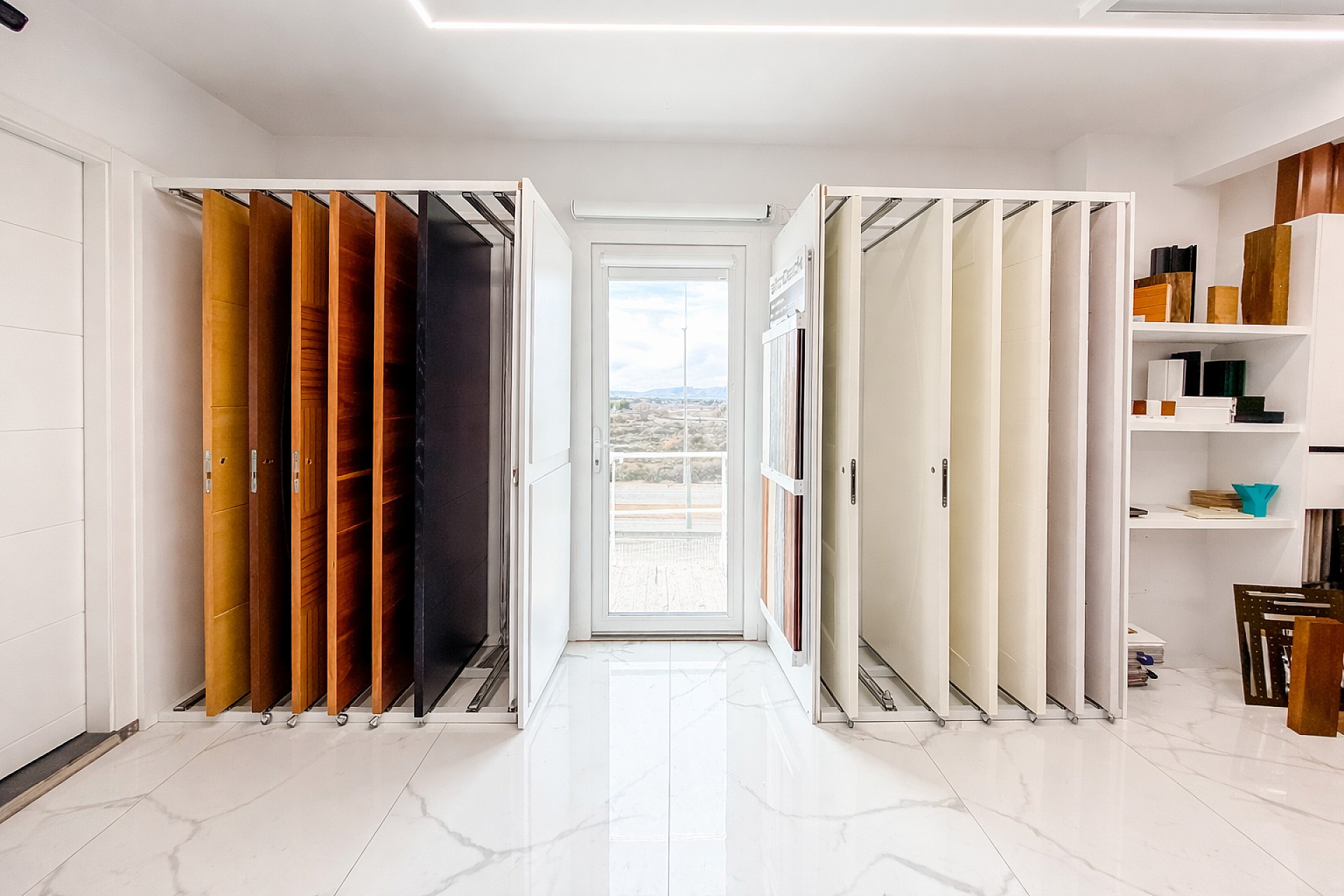 Resale - 4 Bedroom 2 Bathroom Commercial in Villena -  - Alicante
