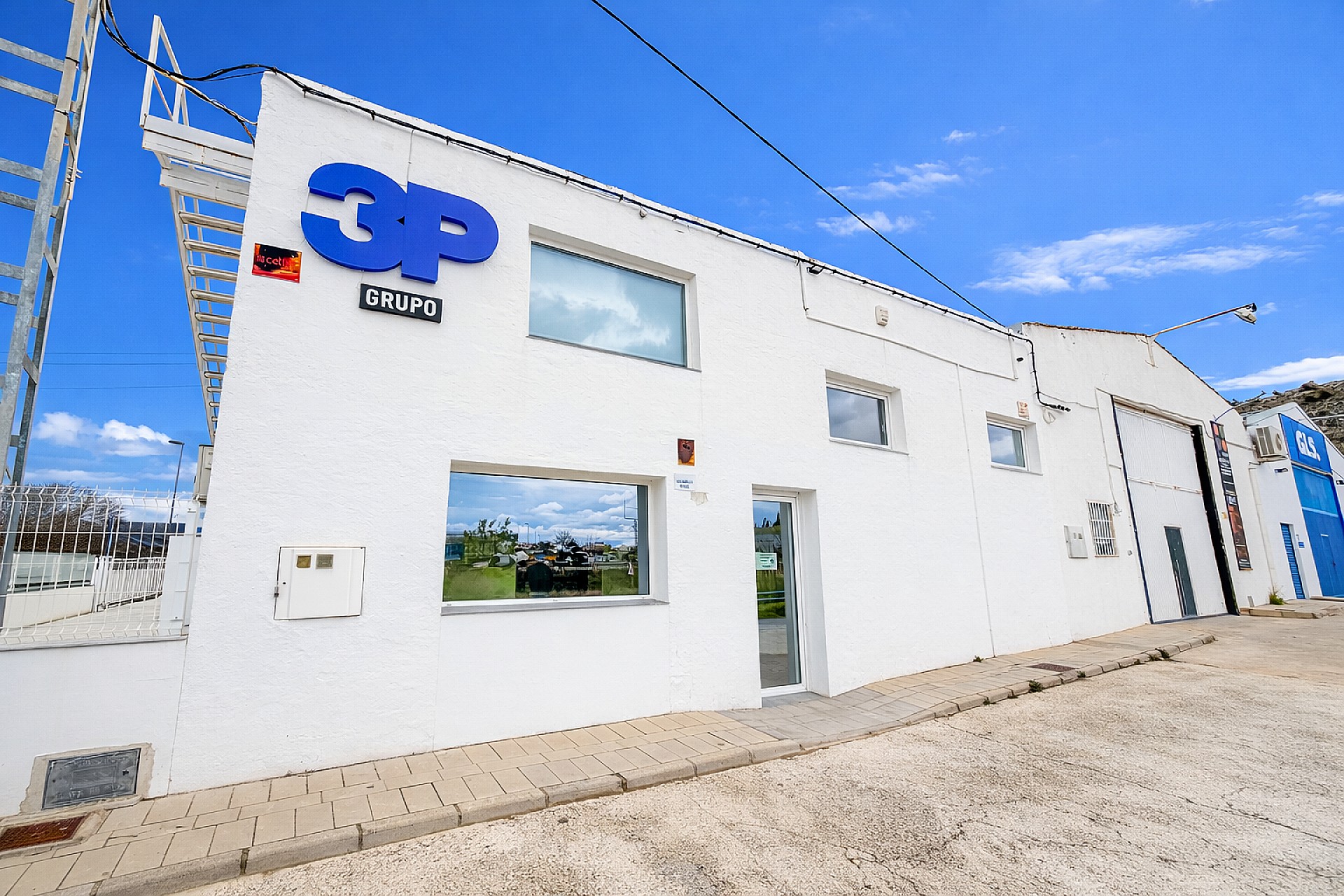 Resale - 4 Bedroom 2 Bathroom Commercial in Villena -  - Alicante