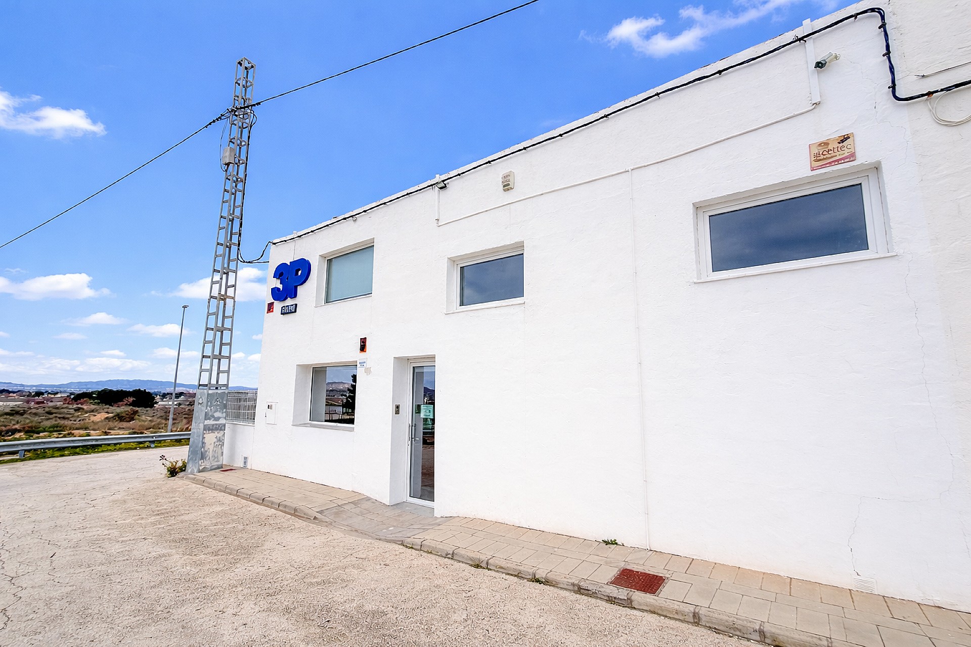 Resale - 4 Bedroom 2 Bathroom Commercial in Villena -  - Alicante