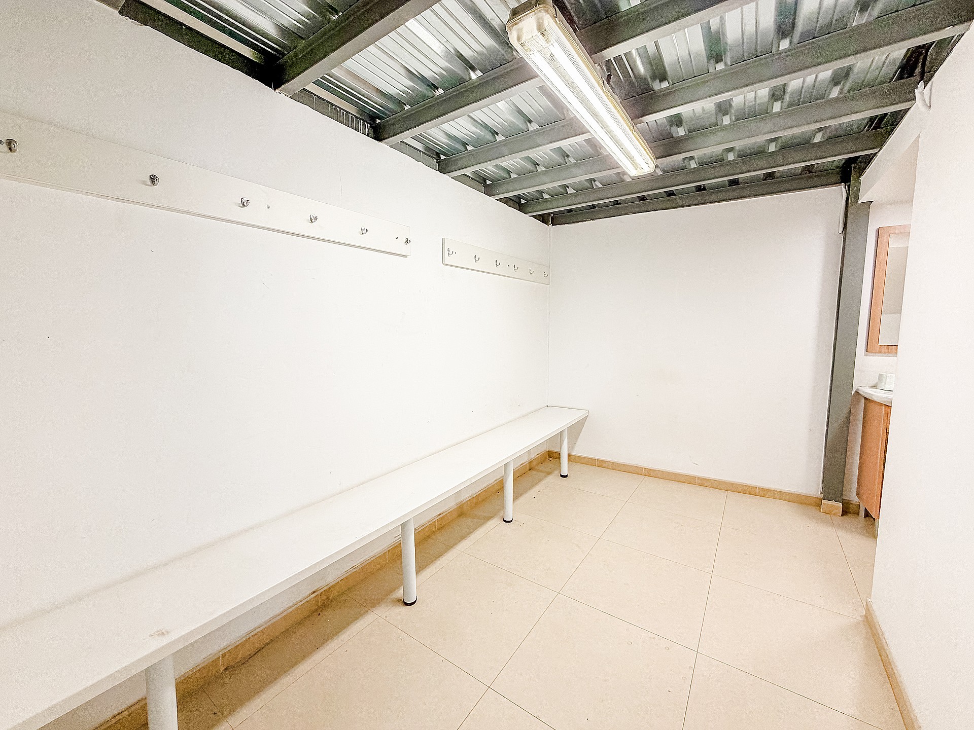 Resale - 4 Bedroom 2 Bathroom Commercial in Villena -  - Alicante