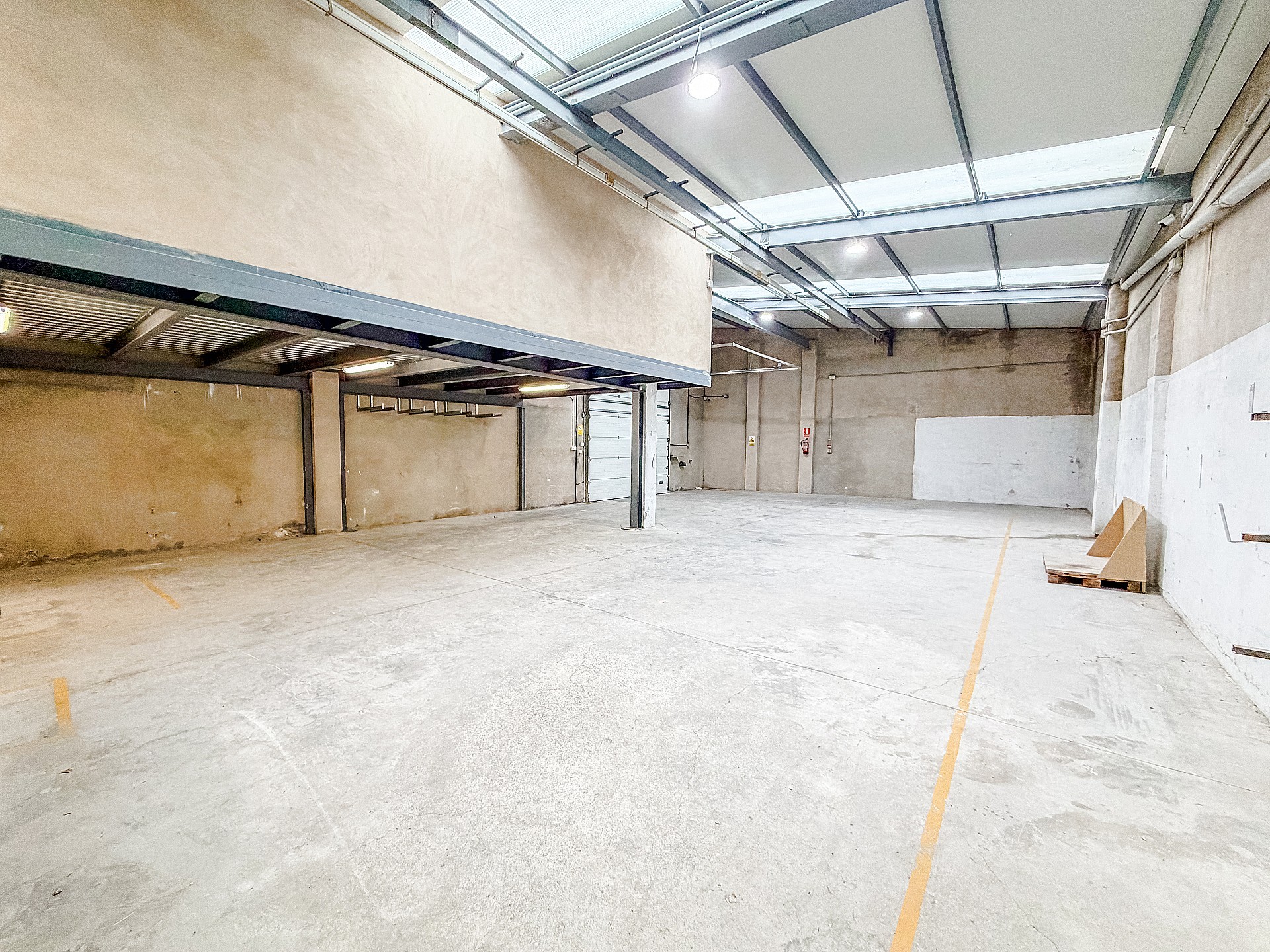 Resale - 4 Bedroom 2 Bathroom Commercial in Villena -  - Alicante