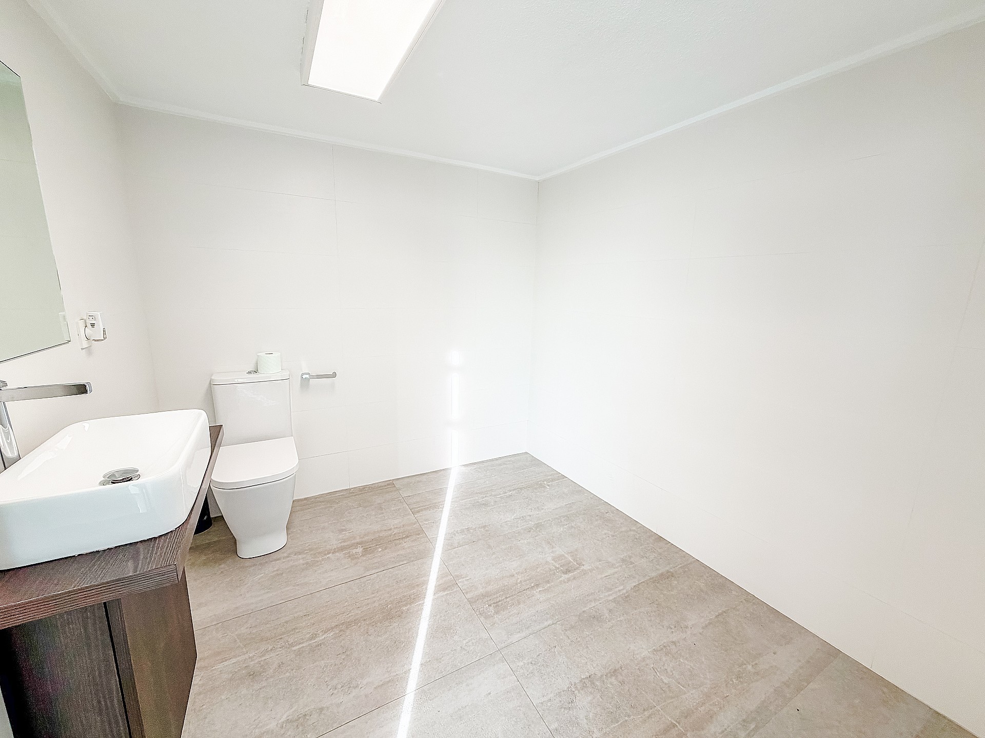 Resale - 4 Bedroom 2 Bathroom Commercial in Villena -  - Alicante
