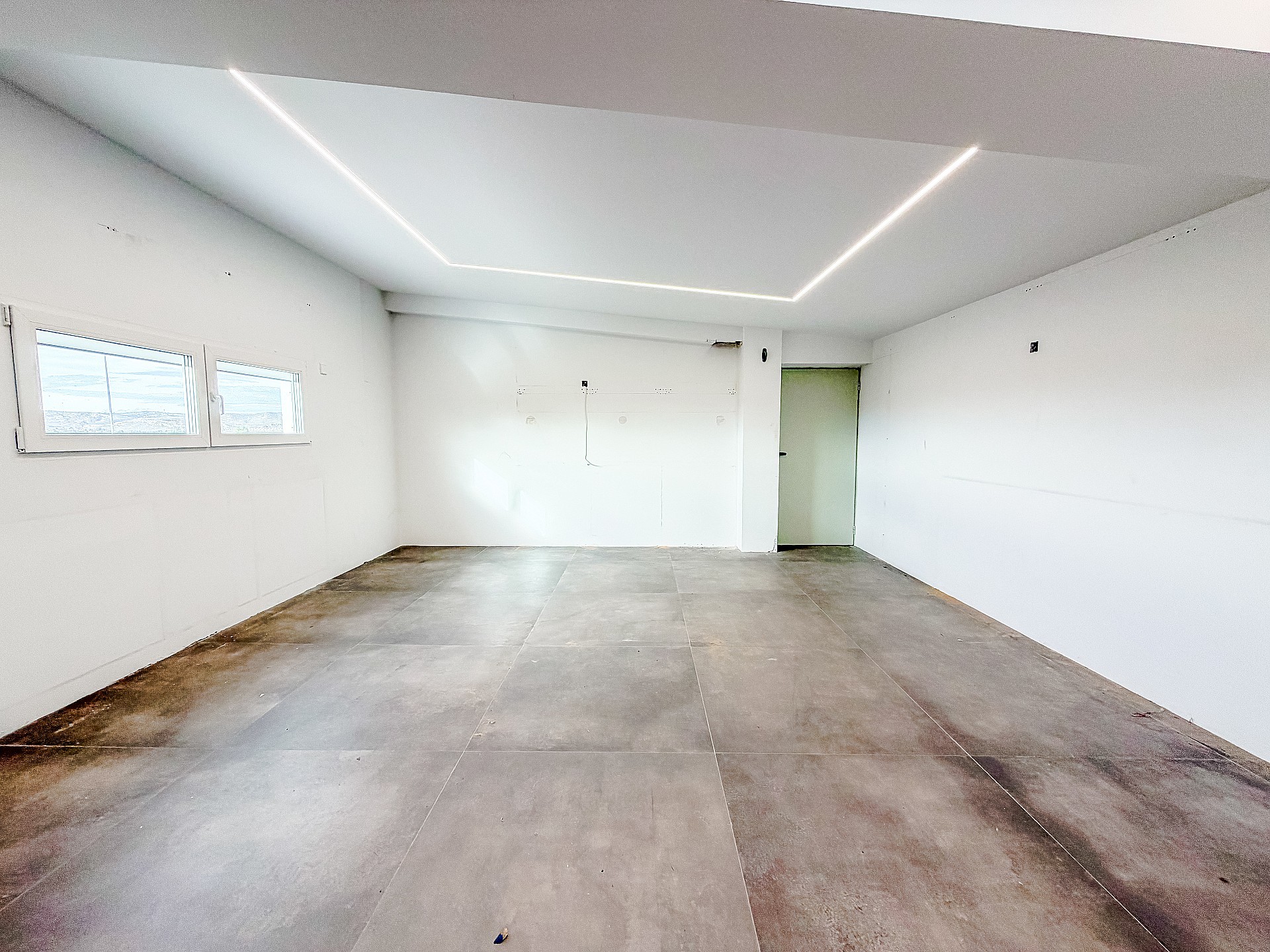 Resale - 4 Bedroom 2 Bathroom Commercial in Villena -  - Alicante