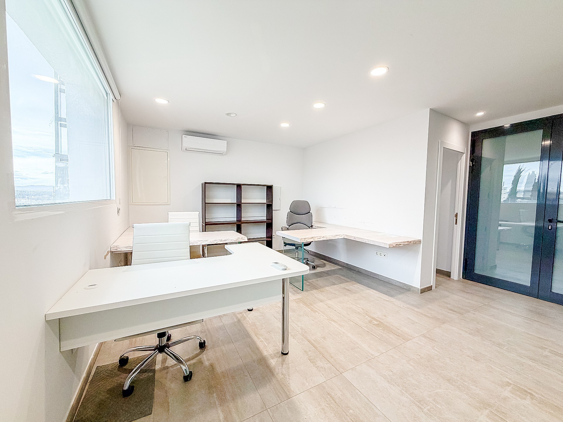 Resale - 4 Bedroom 2 Bathroom Commercial in Villena -  - Alicante