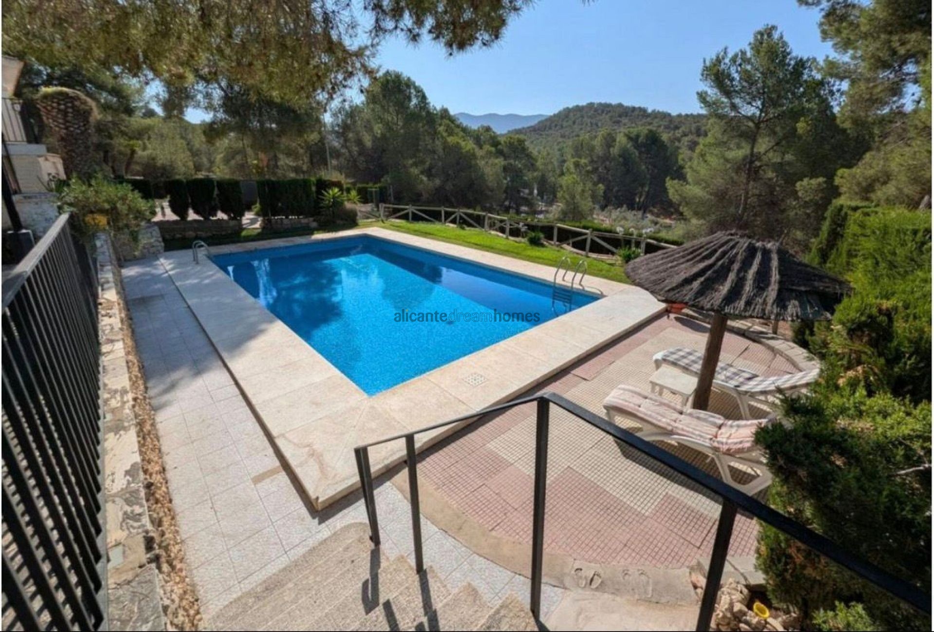 Resale - 4 Bedroom 2 Bathroom Villa in Sax -  - Alicante