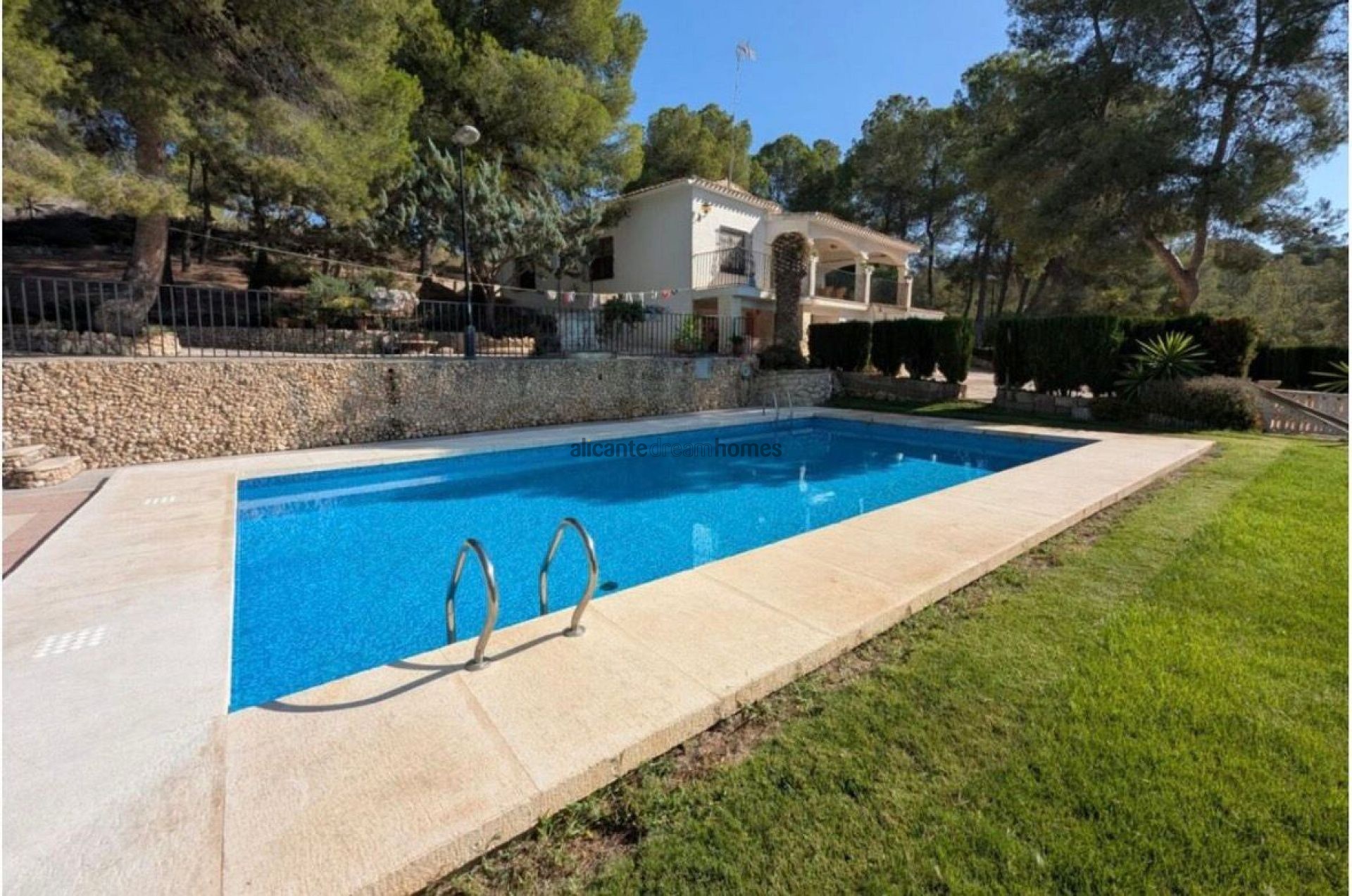 Resale - 4 Bedroom 2 Bathroom Villa in Sax -  - Alicante