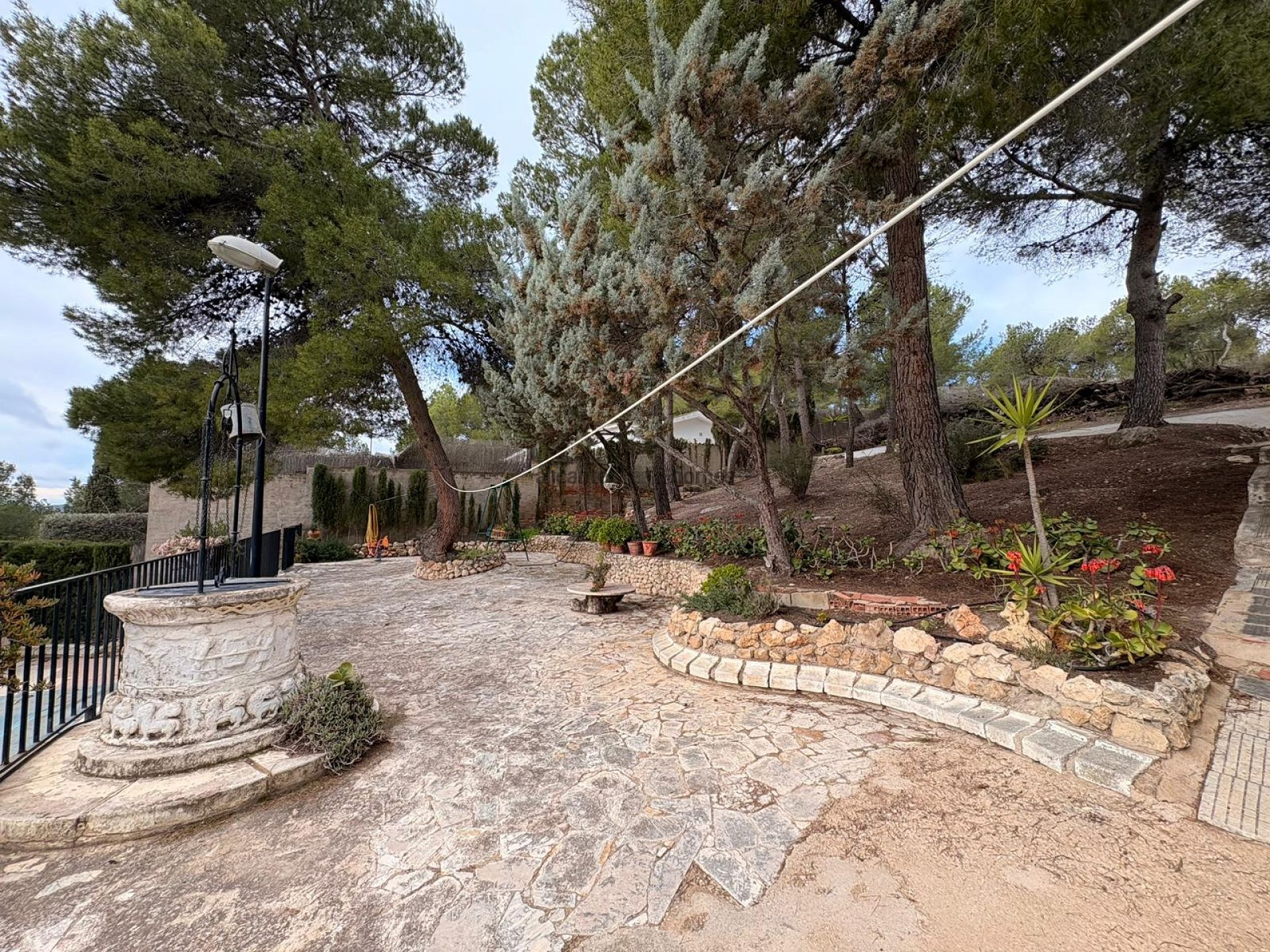 Resale - 4 Bedroom 2 Bathroom Villa in Sax -  - Alicante