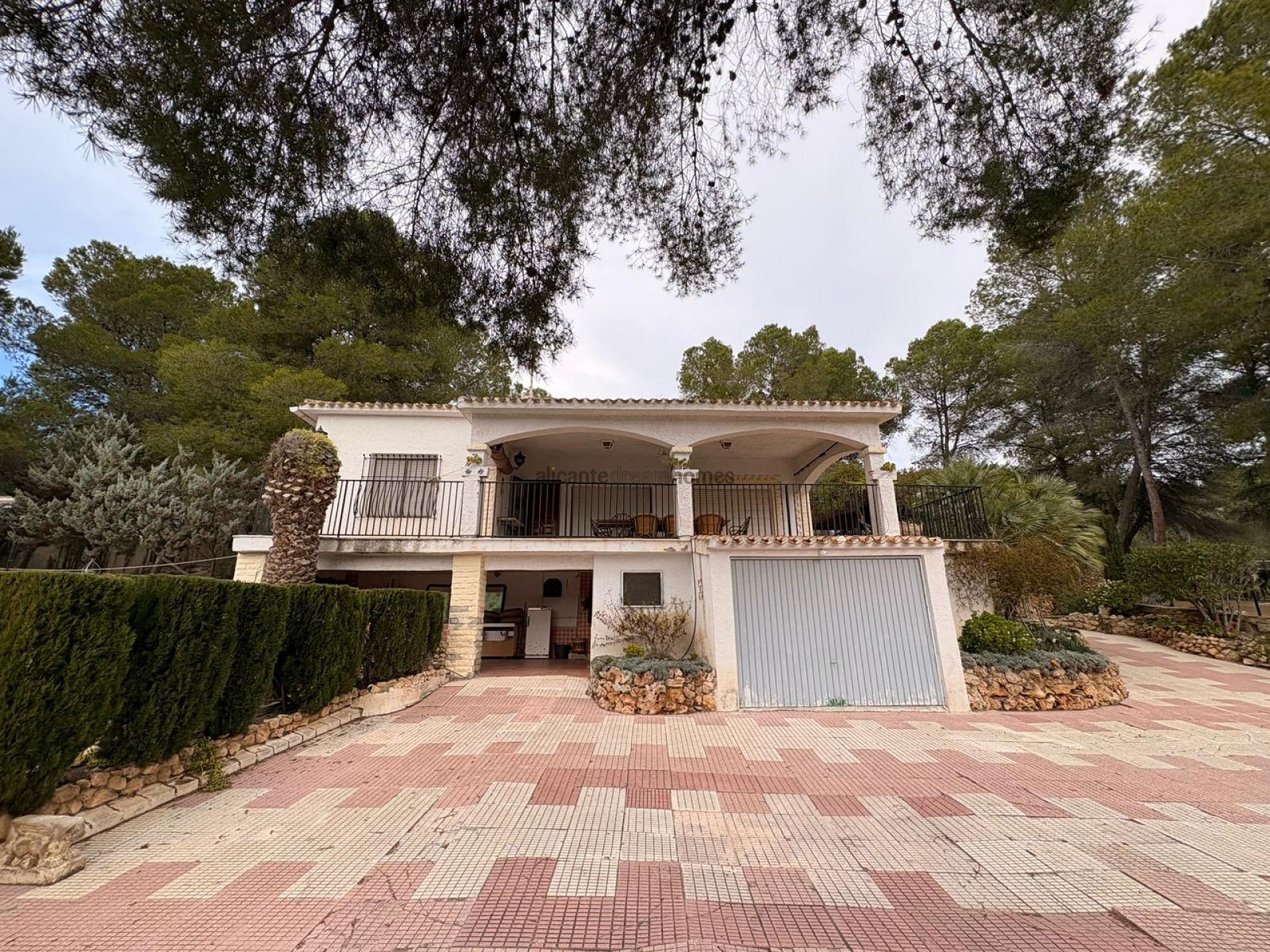 Resale - 4 Bedroom 2 Bathroom Villa in Sax -  - Alicante