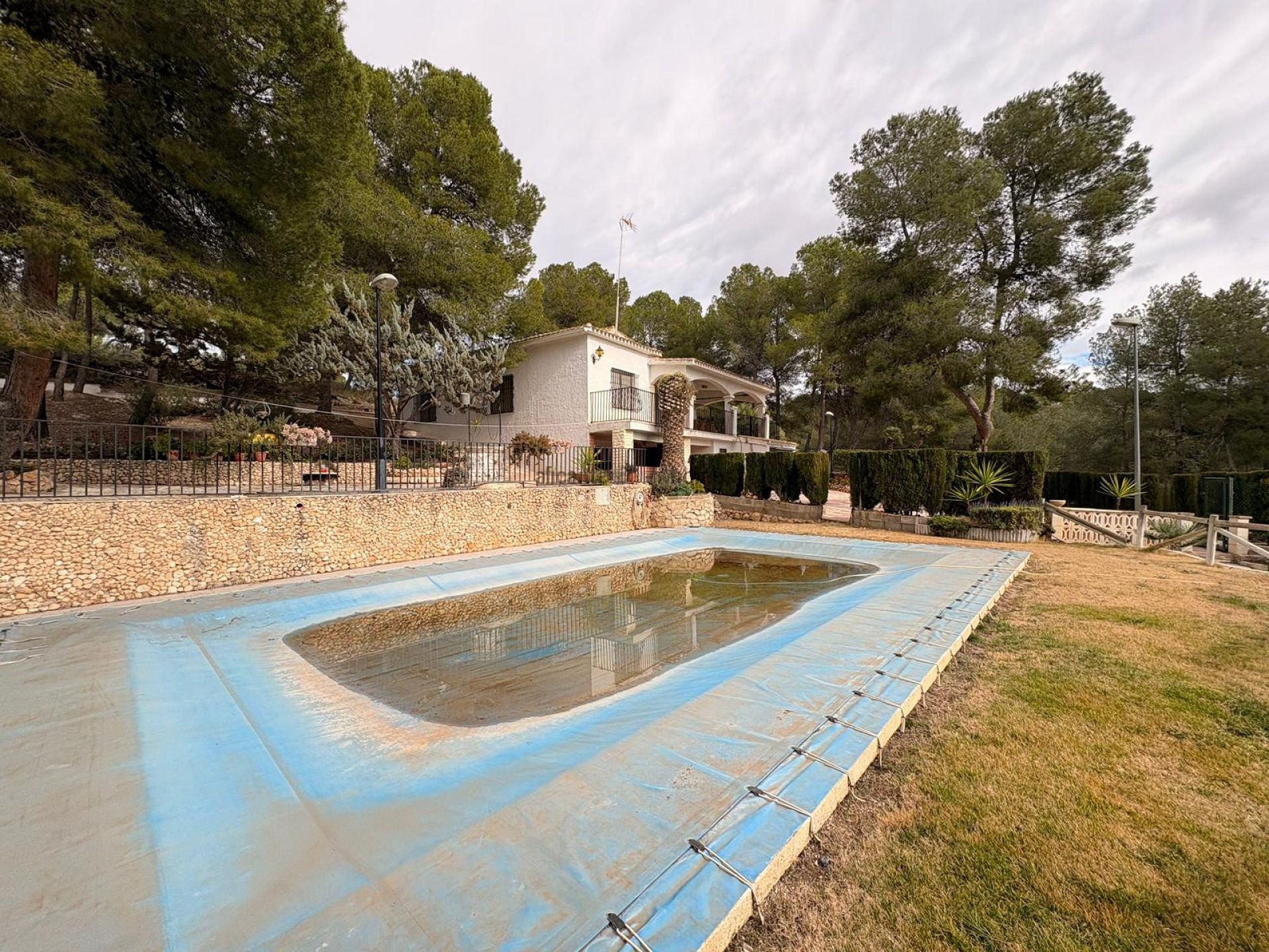 Resale - 4 Bedroom 2 Bathroom Villa in Sax -  - Alicante