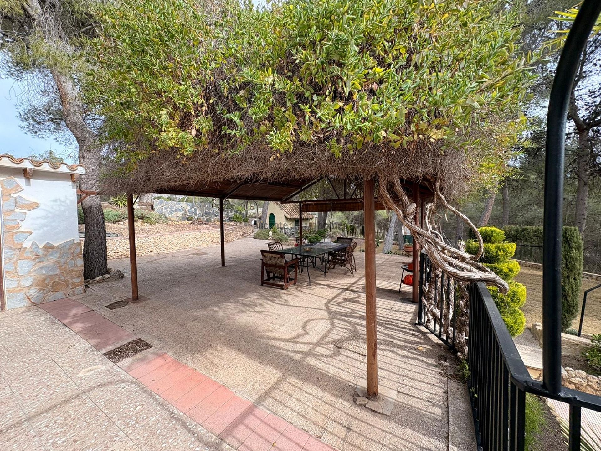 Resale - 4 Bedroom 2 Bathroom Villa in Sax -  - Alicante