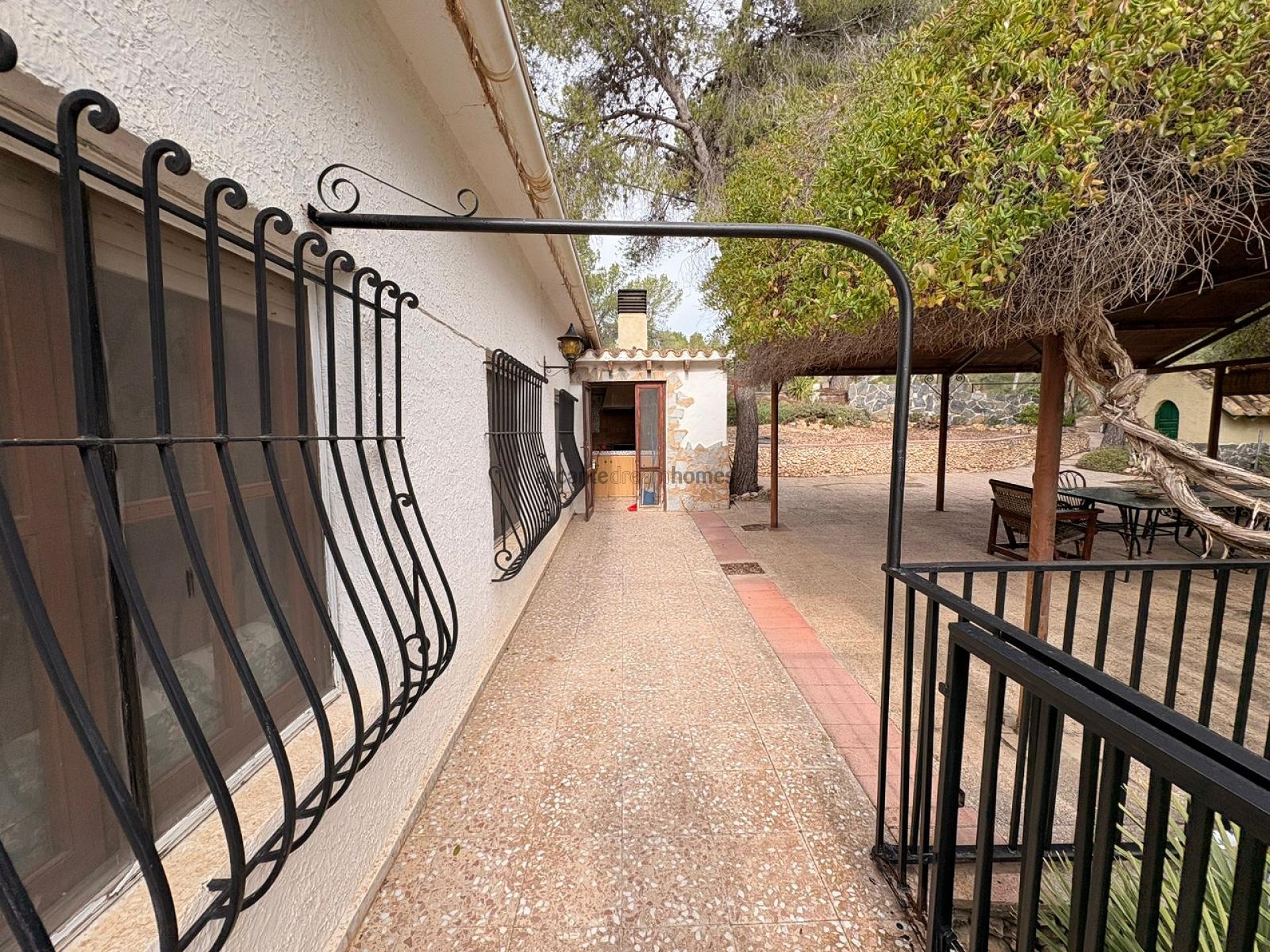 Resale - 4 Bedroom 2 Bathroom Villa in Sax -  - Alicante