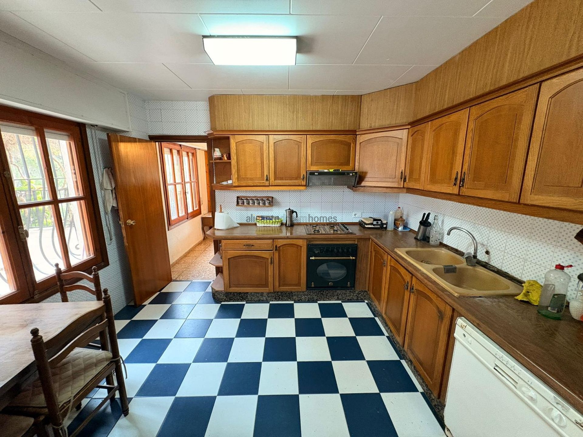 Resale - 4 Bedroom 2 Bathroom Villa in Sax -  - Alicante