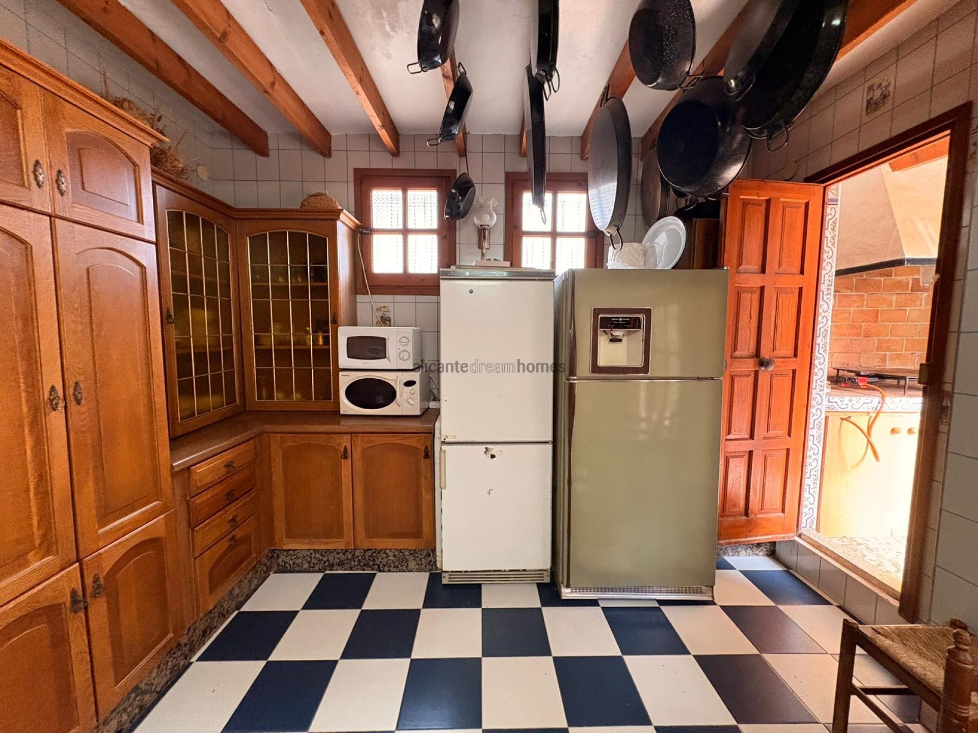 Resale - 4 Bedroom 2 Bathroom Villa in Sax -  - Alicante