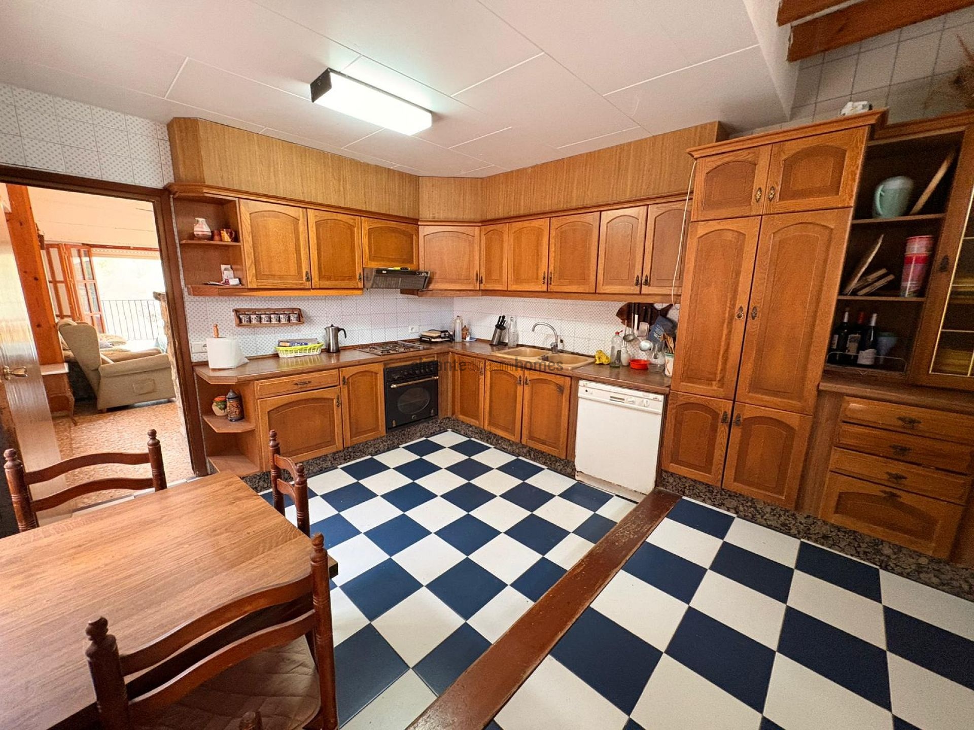 Resale - 4 Bedroom 2 Bathroom Villa in Sax -  - Alicante