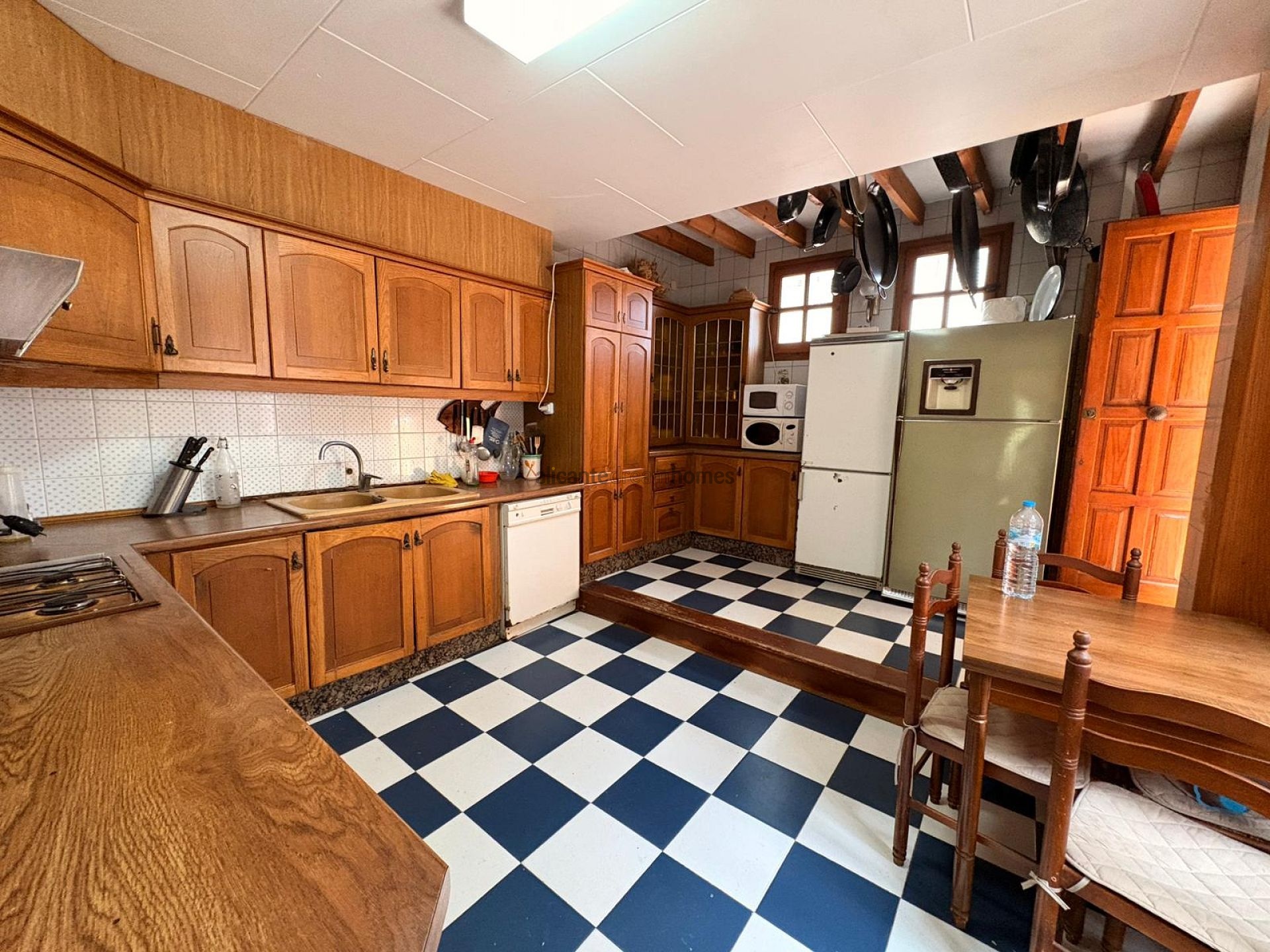 Resale - 4 Bedroom 2 Bathroom Villa in Sax -  - Alicante