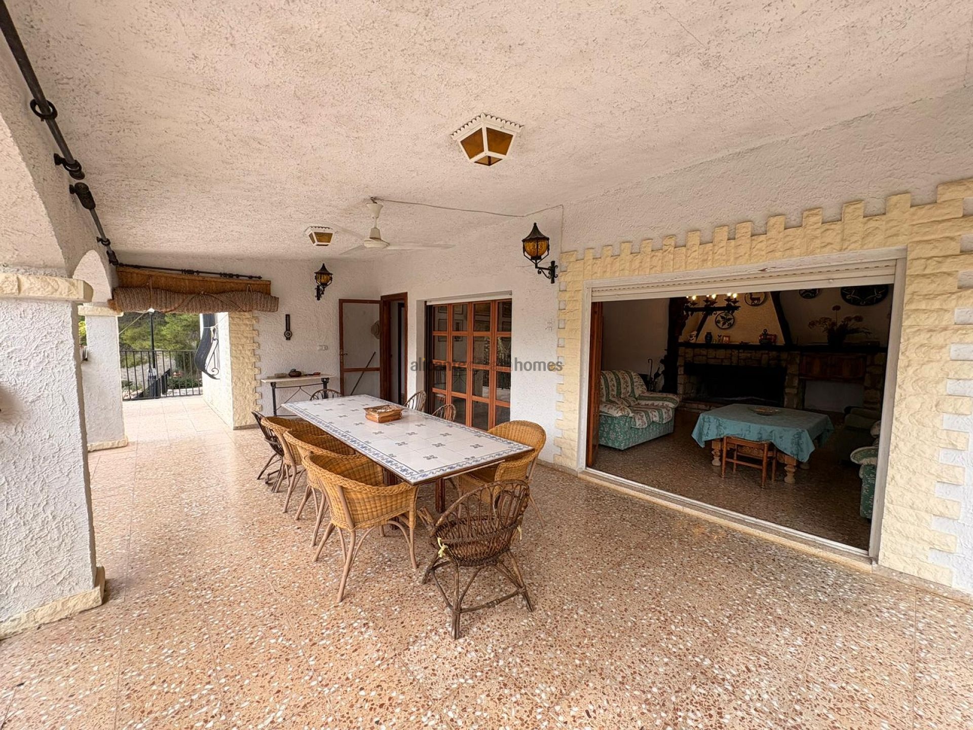Resale - 4 Bedroom 2 Bathroom Villa in Sax -  - Alicante