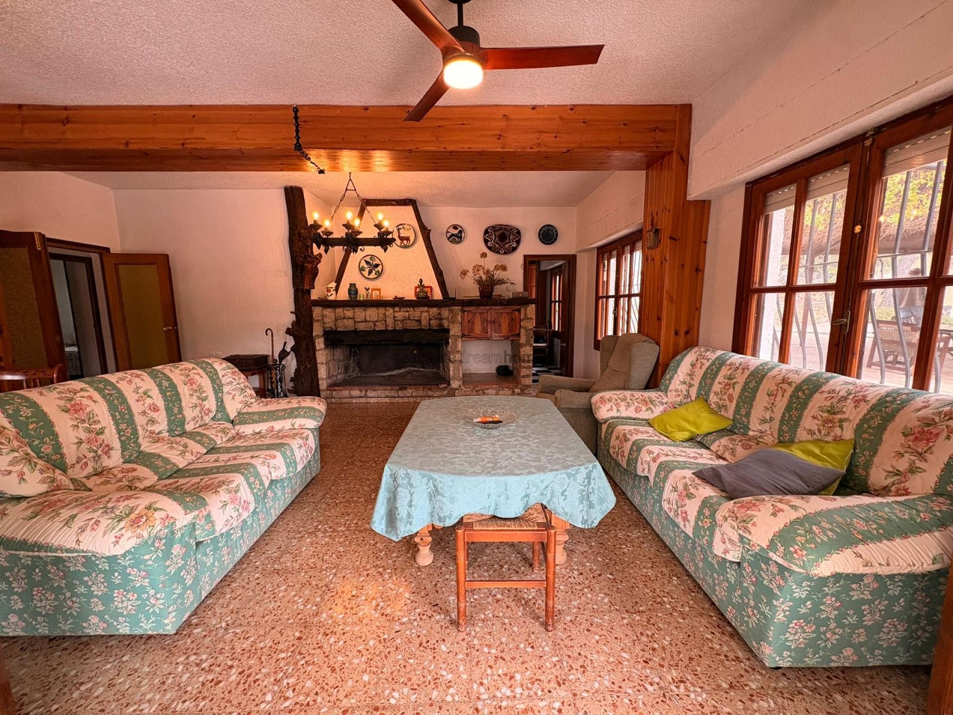 Resale - 4 Bedroom 2 Bathroom Villa in Sax -  - Alicante