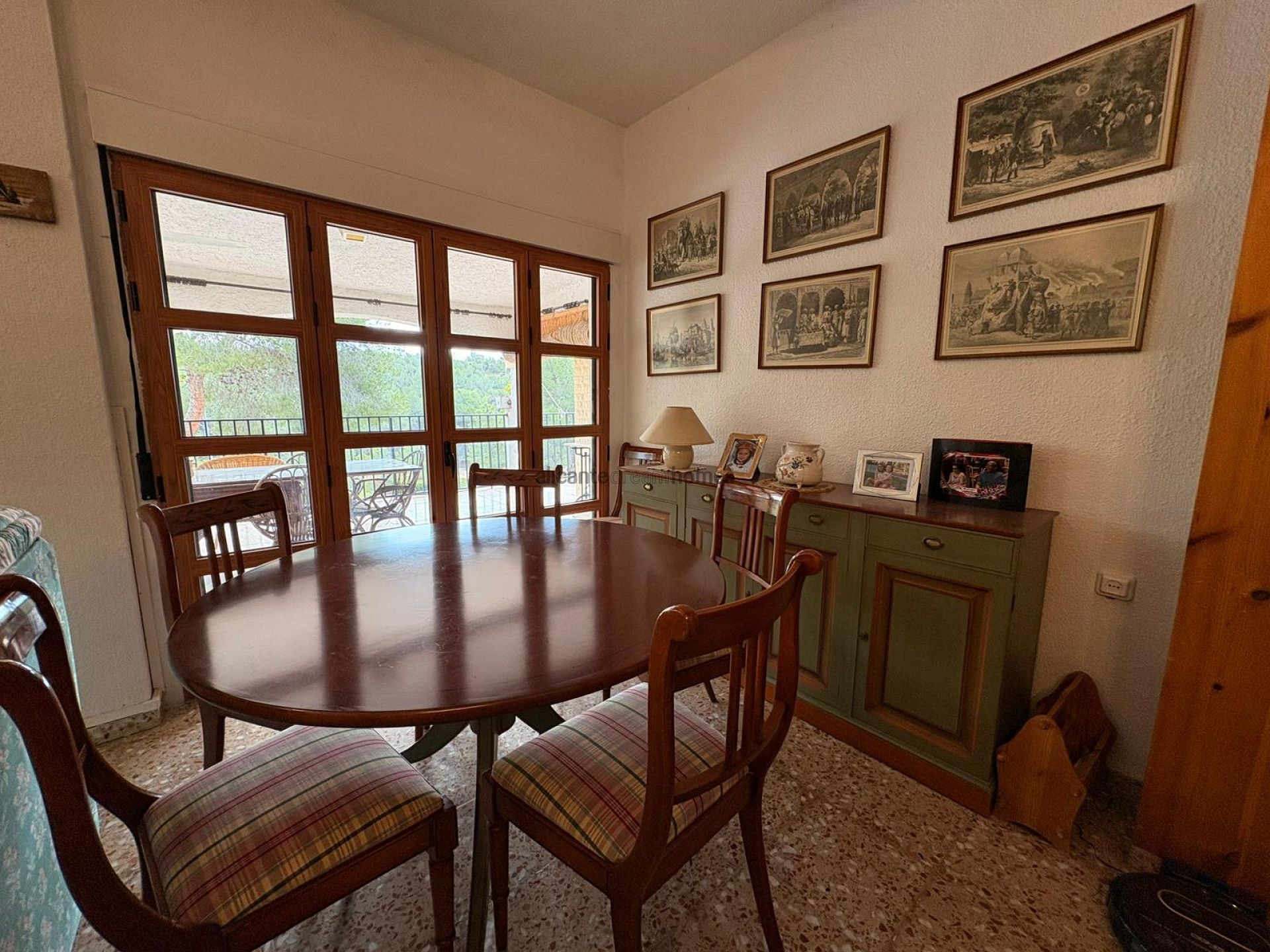 Resale - 4 Bedroom 2 Bathroom Villa in Sax -  - Alicante