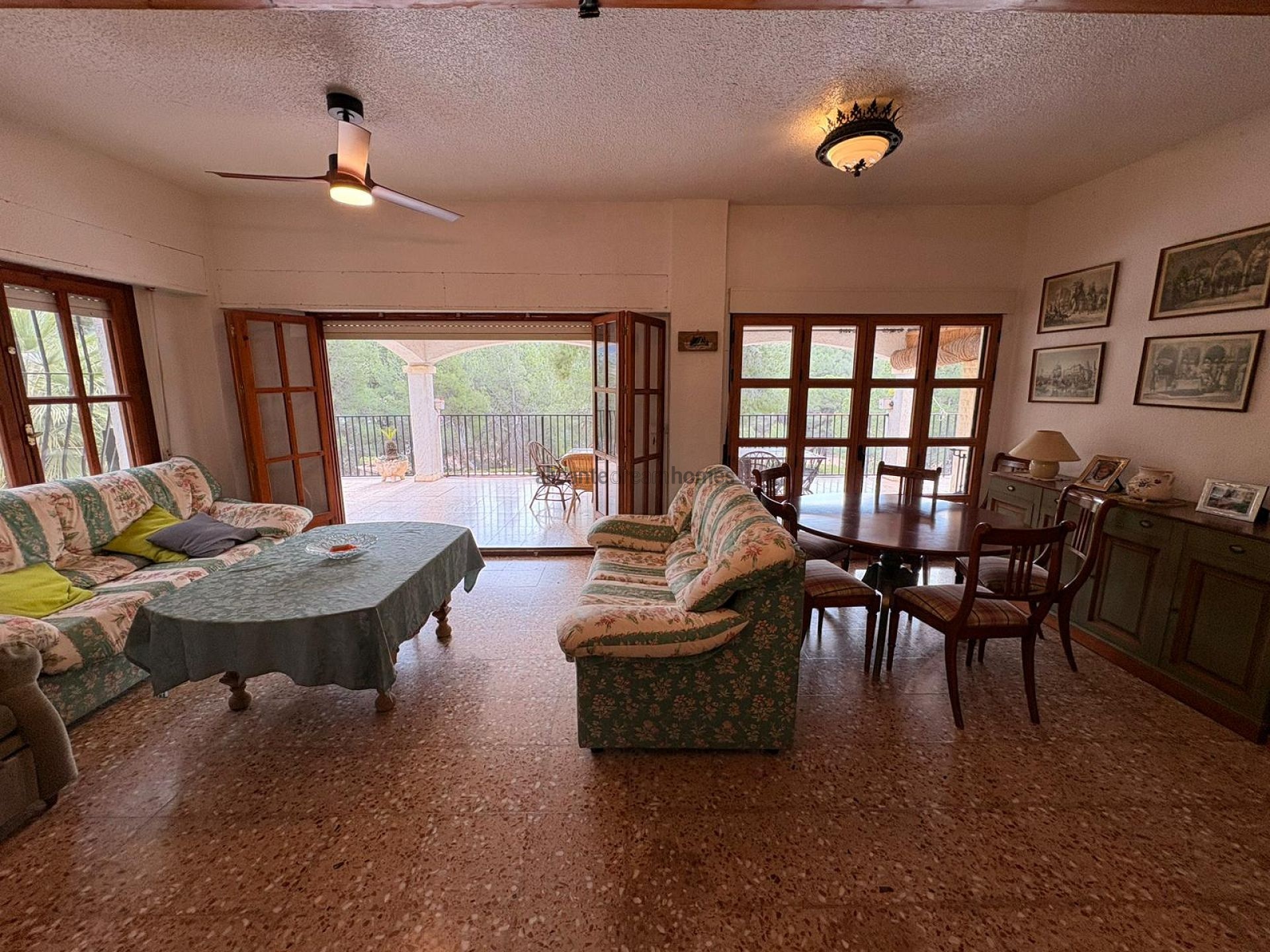 Resale - 4 Bedroom 2 Bathroom Villa in Sax -  - Alicante