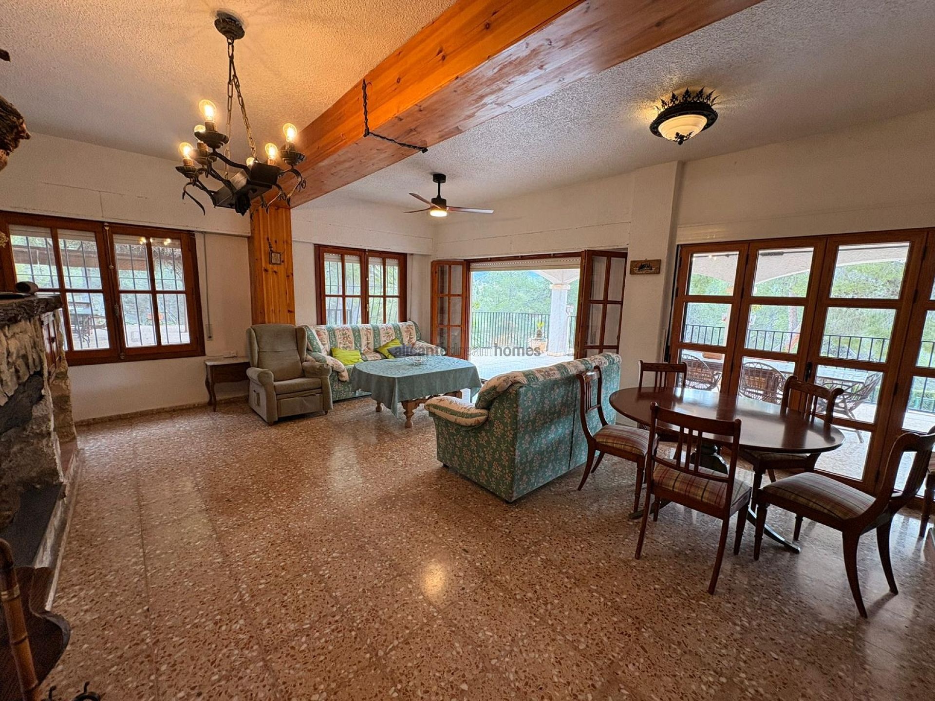 Resale - 4 Bedroom 2 Bathroom Villa in Sax -  - Alicante