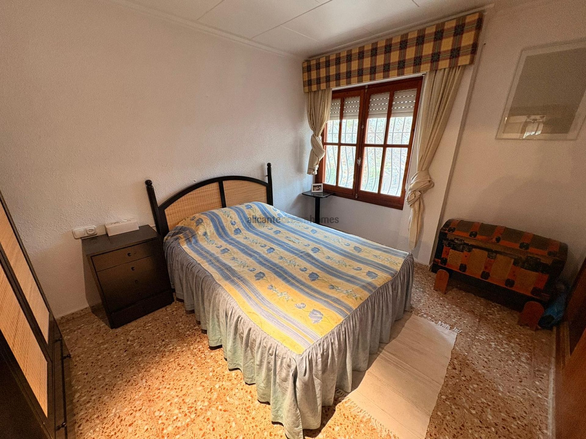 Resale - 4 Bedroom 2 Bathroom Villa in Sax -  - Alicante