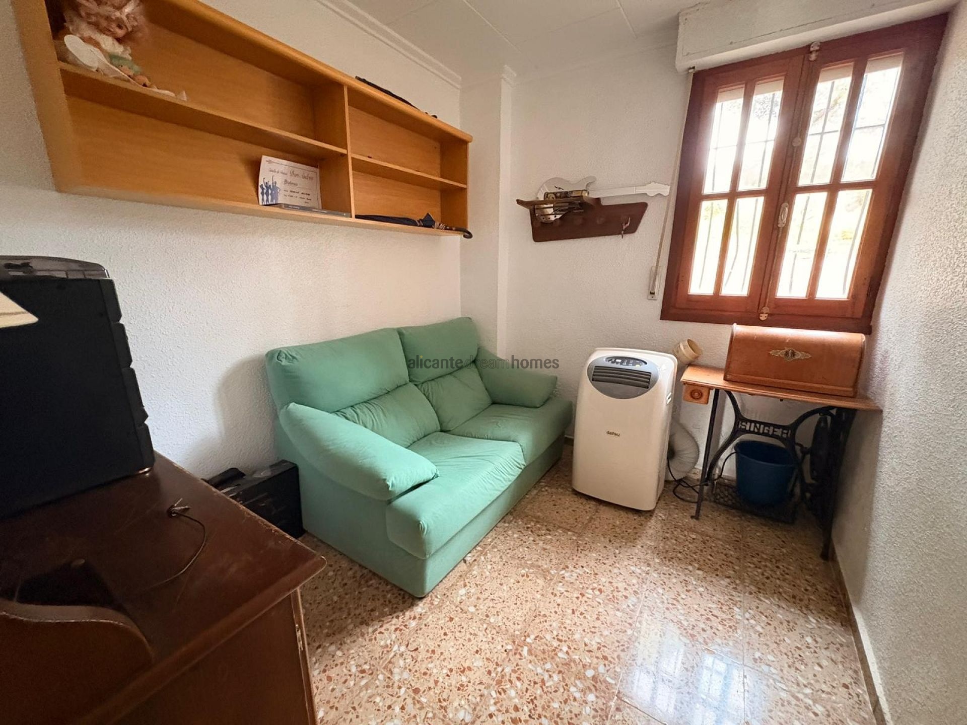 Resale - 4 Bedroom 2 Bathroom Villa in Sax -  - Alicante