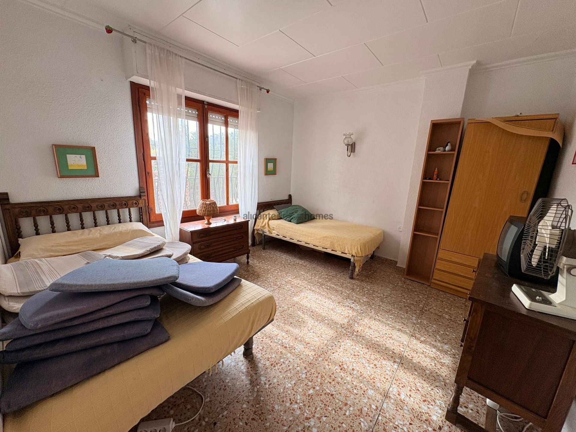 Resale - 4 Bedroom 2 Bathroom Villa in Sax -  - Alicante