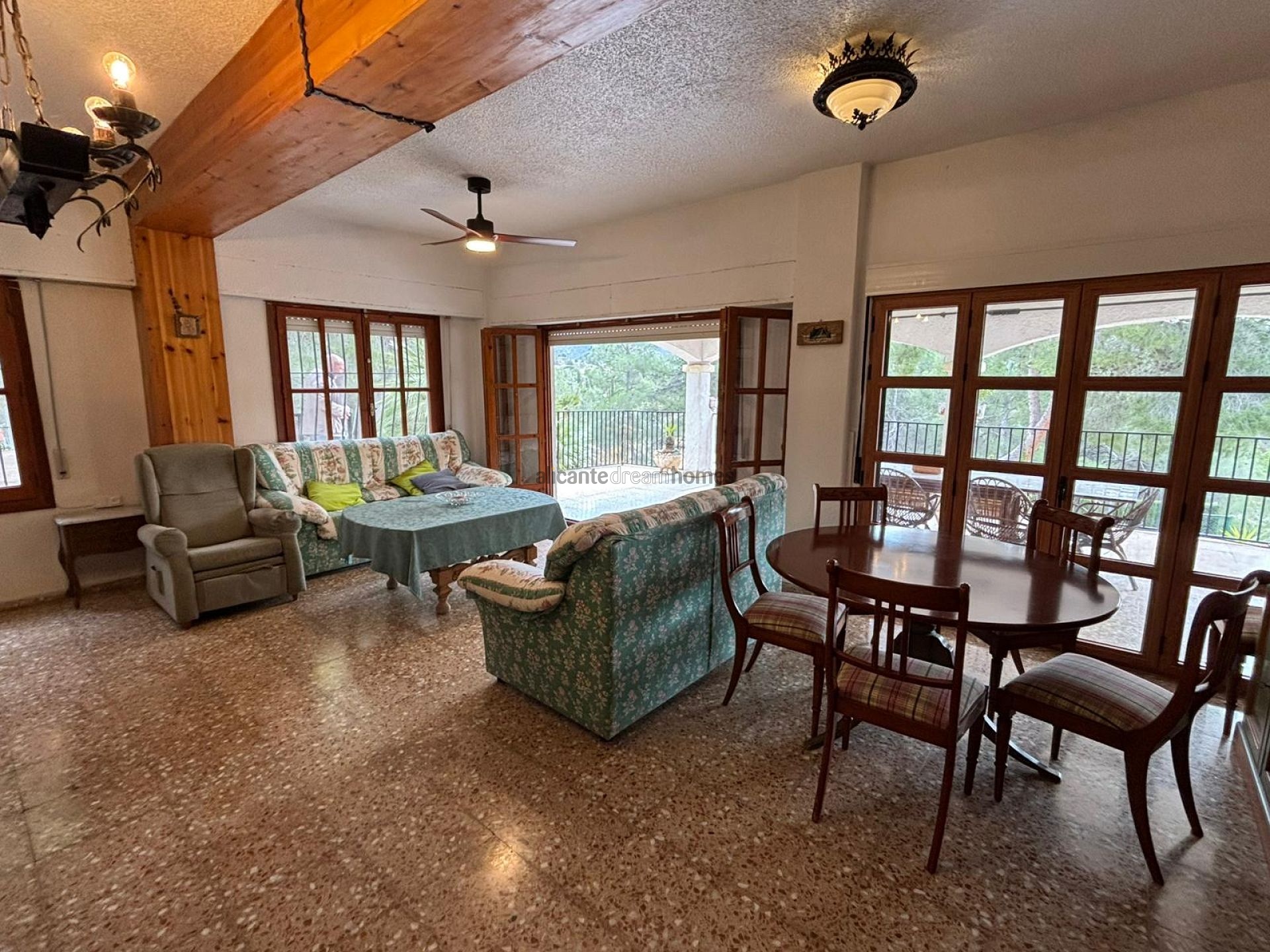 Resale - 4 Bedroom 2 Bathroom Villa in Sax -  - Alicante