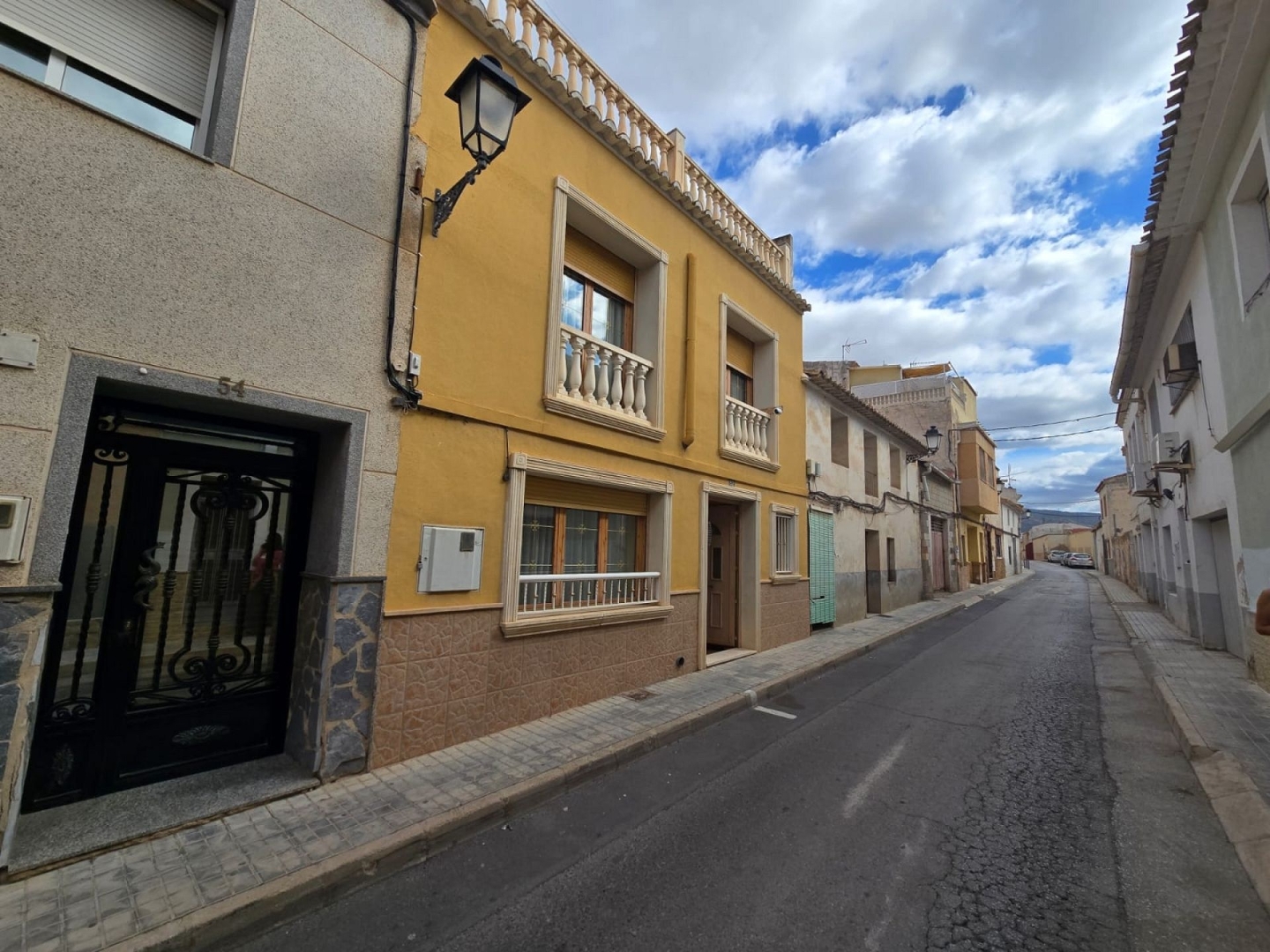 5 Bedroom 2 Bathroom Townhouse in Sax
