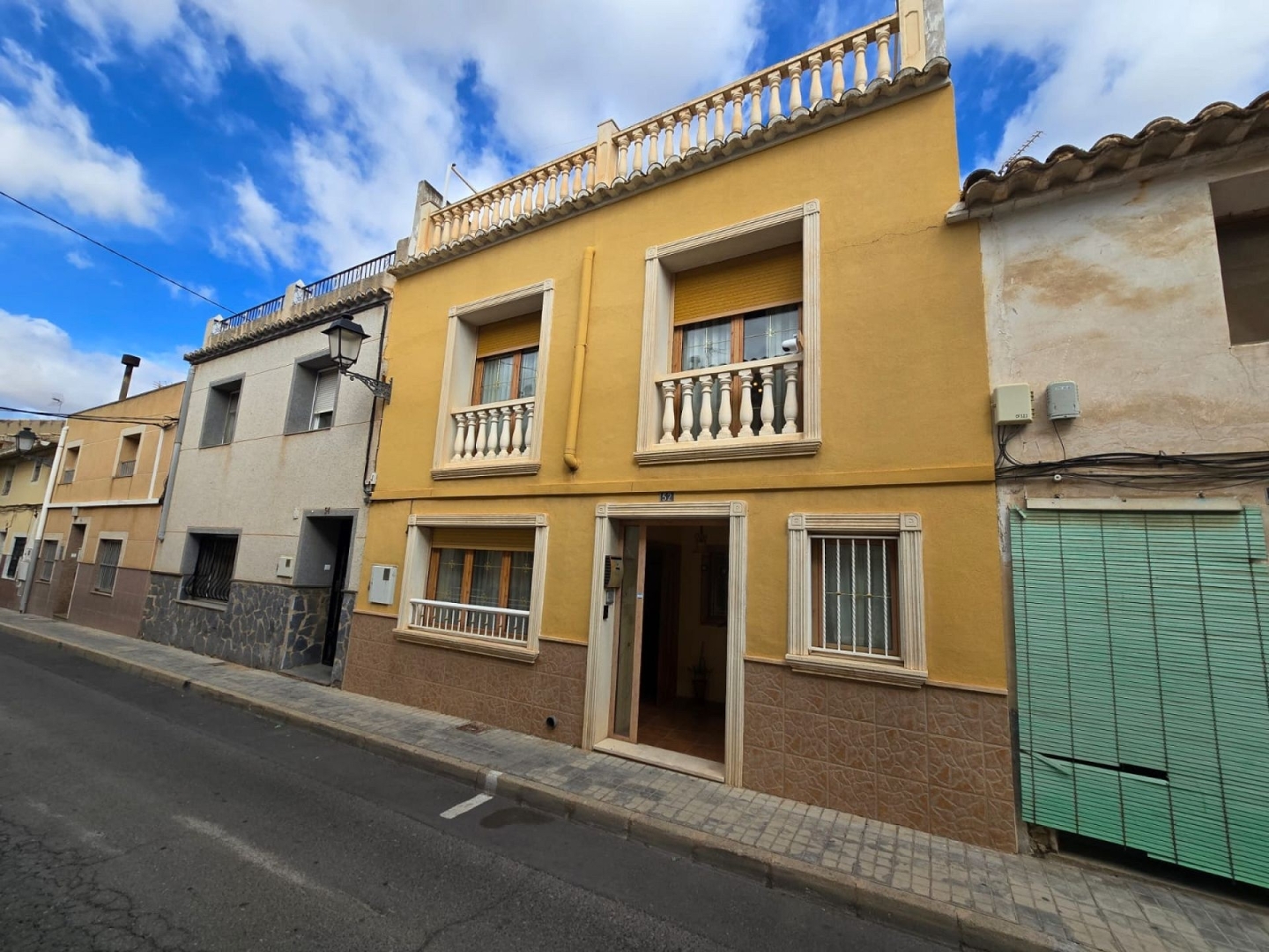5 Bedroom 2 Bathroom Townhouse in Sax