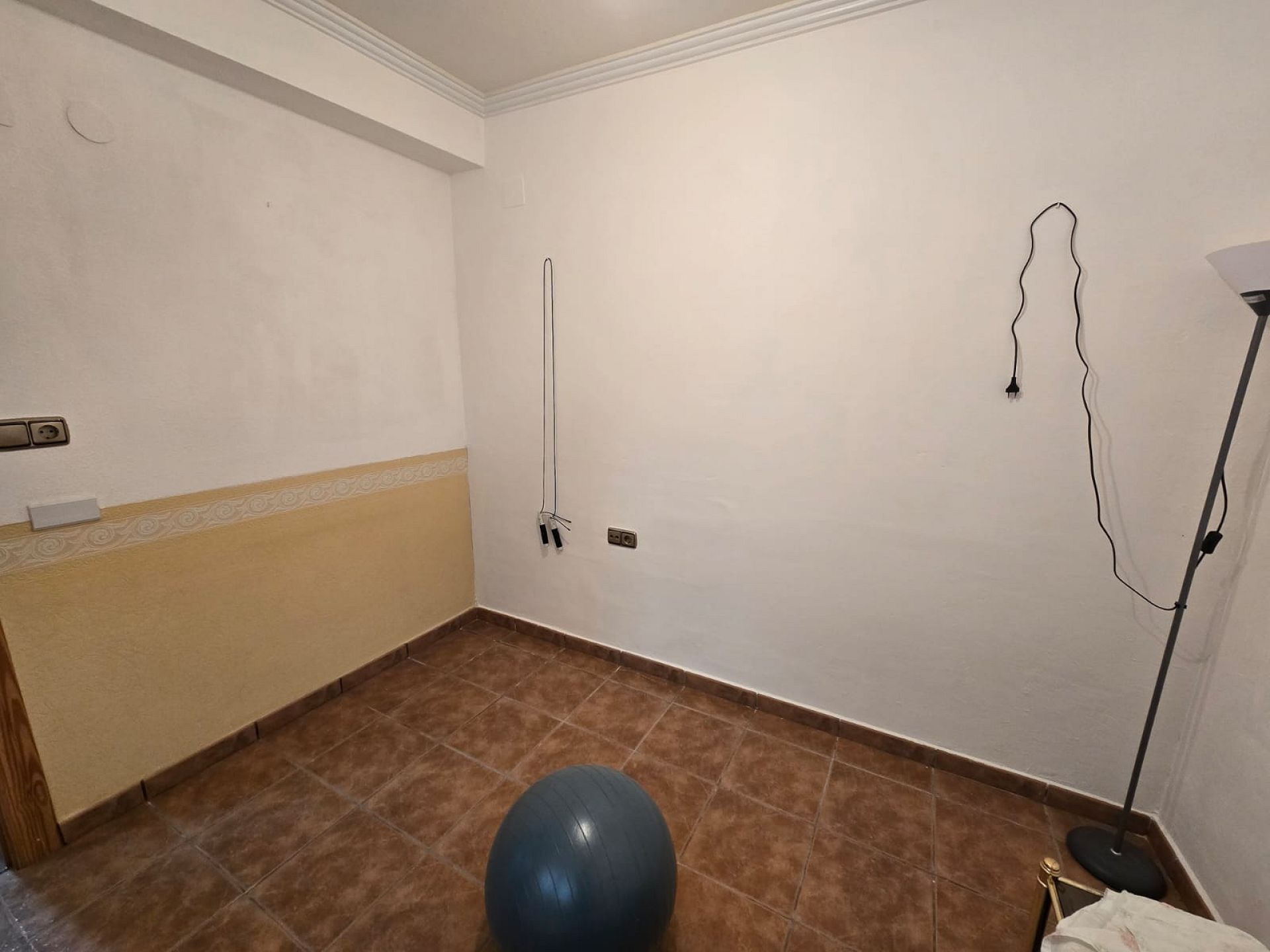Resale - 5 Bedroom 2 Bathroom Townhouse in Sax -  - Alicante