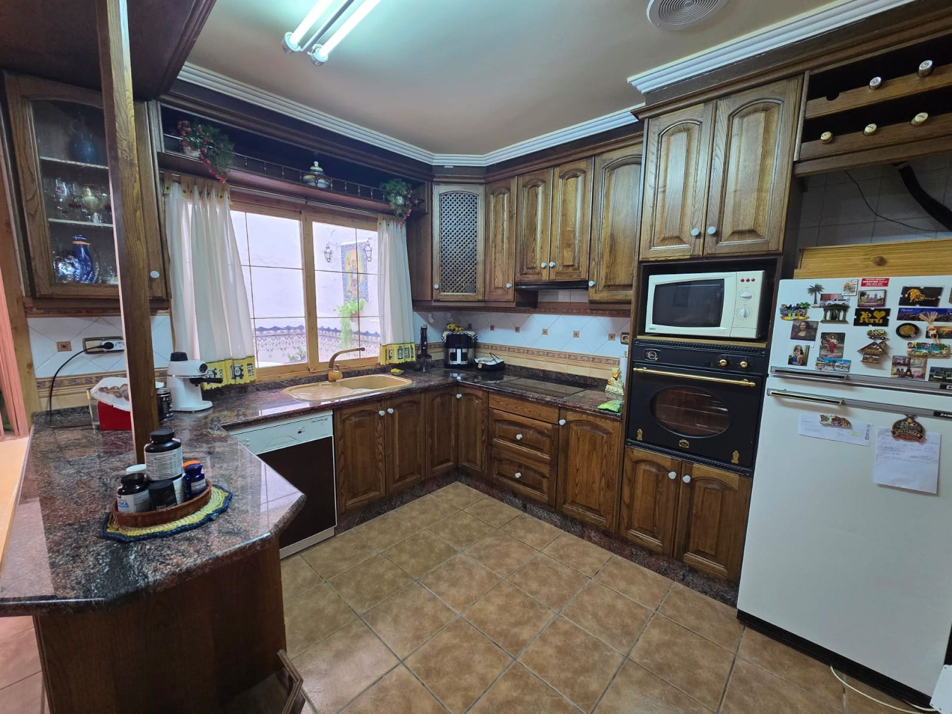 Resale - 5 Bedroom 2 Bathroom Townhouse in Sax -  - Alicante