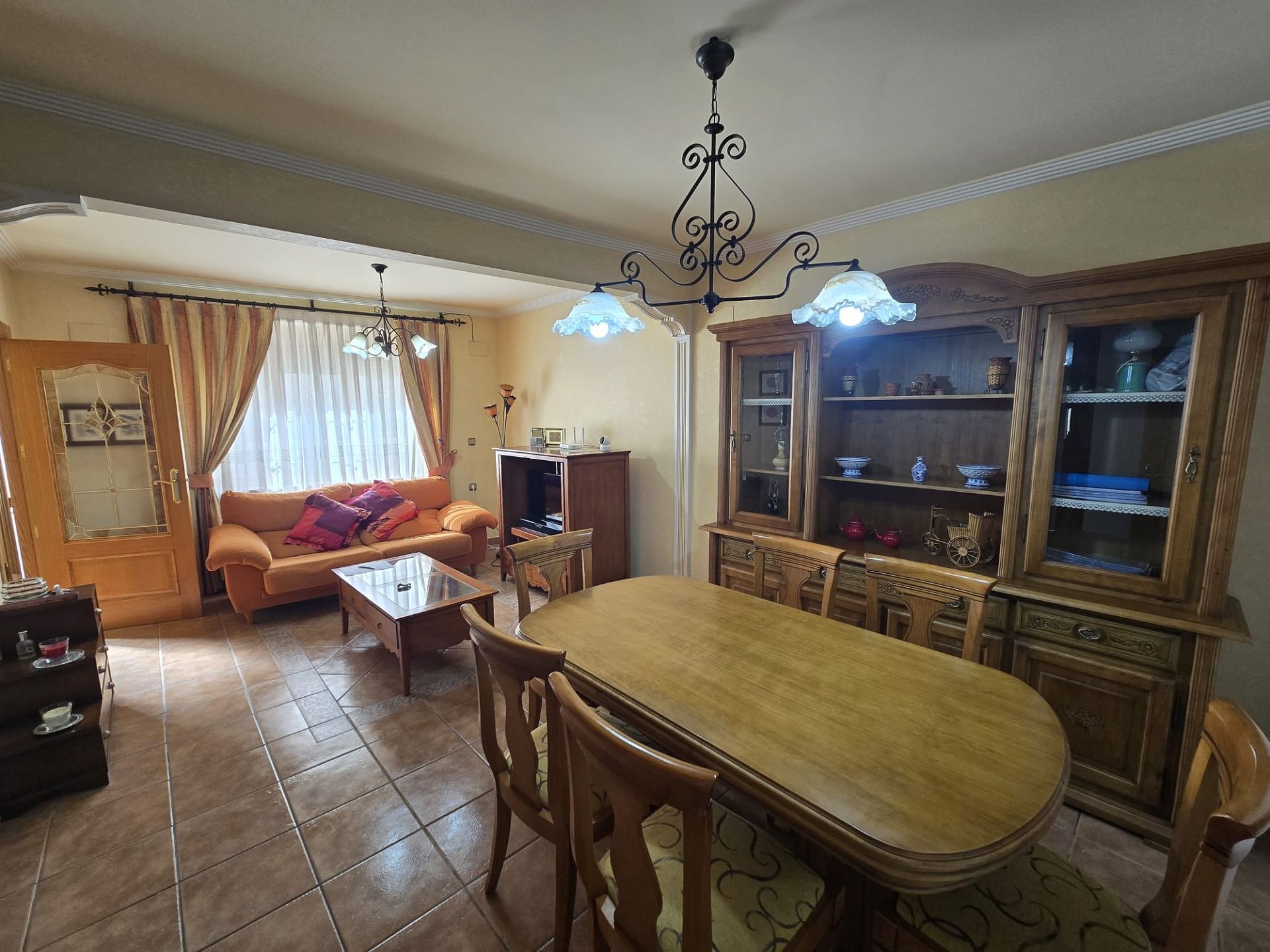 Resale - 5 Bedroom 2 Bathroom Townhouse in Sax -  - Alicante