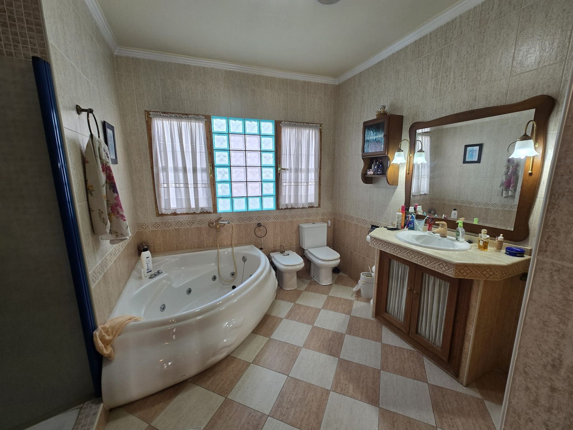 Resale - 5 Bedroom 2 Bathroom Townhouse in Sax -  - Alicante