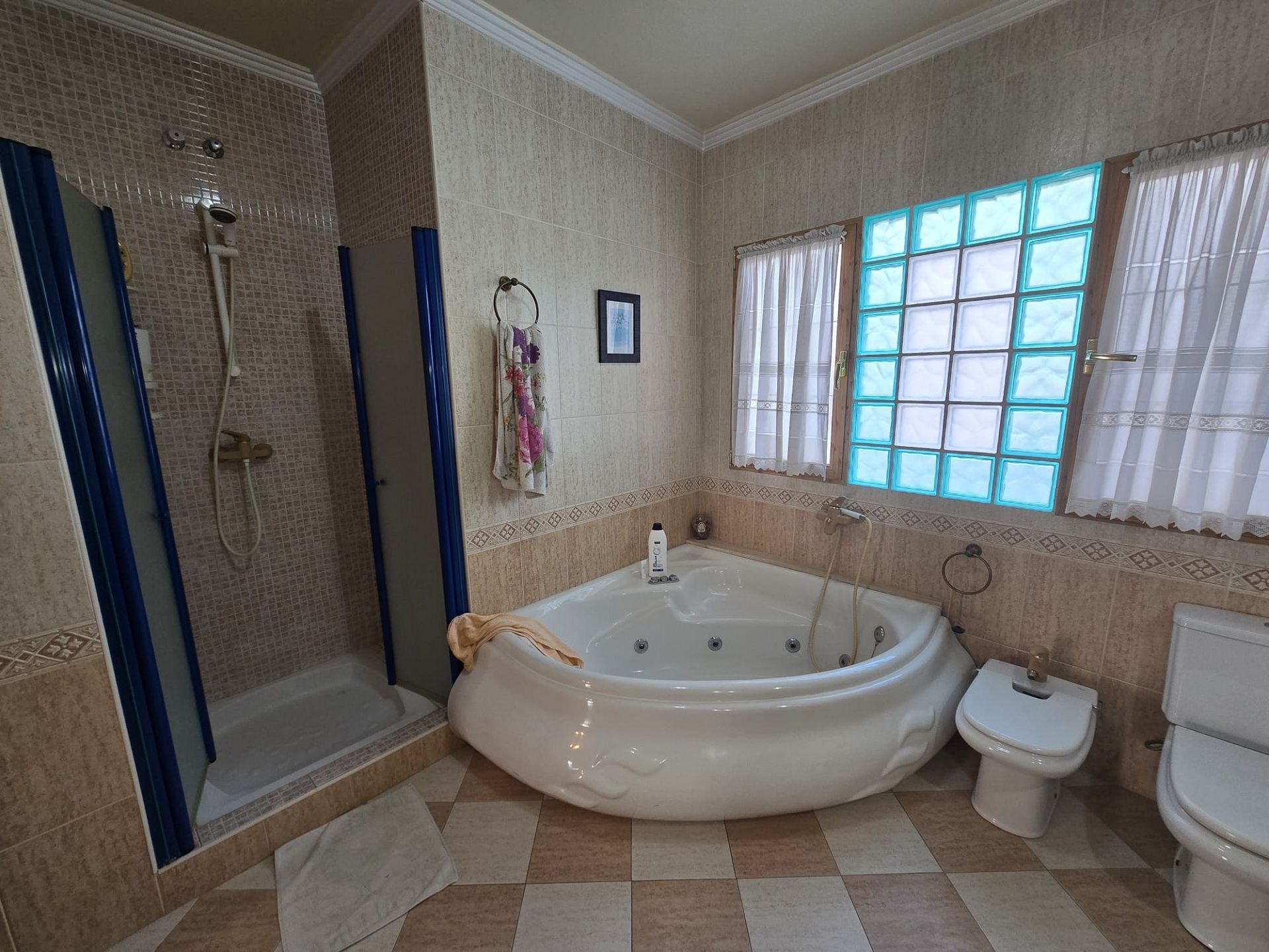 Resale - 5 Bedroom 2 Bathroom Townhouse in Sax -  - Alicante
