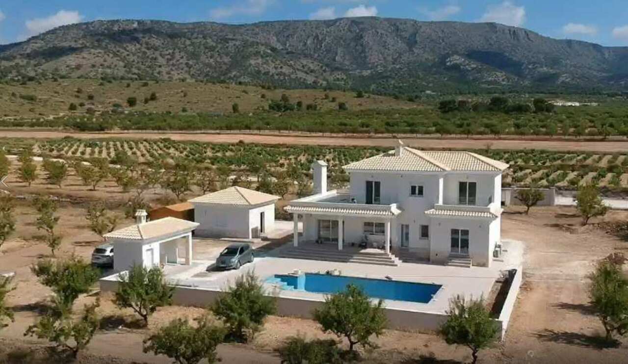 Resale - 4 Bedroom 3 Bathroom Villa in Pinoso - , Pinoso, Alicante, Spain - Alicante