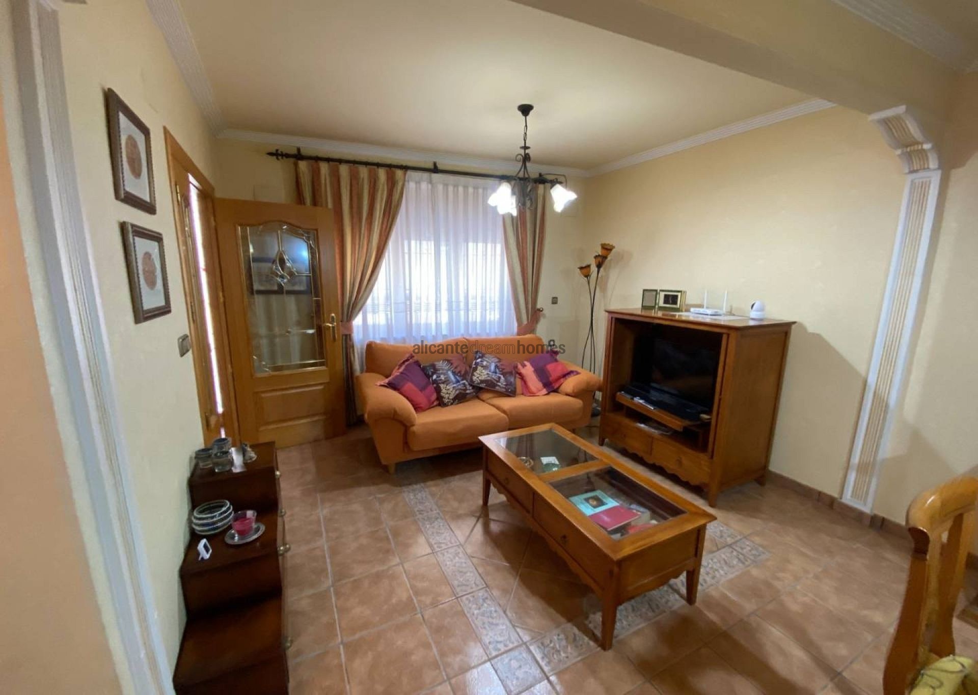 Resale - 5 Bedroom 2 Bathroom Townhouse in Sax -  - Alicante